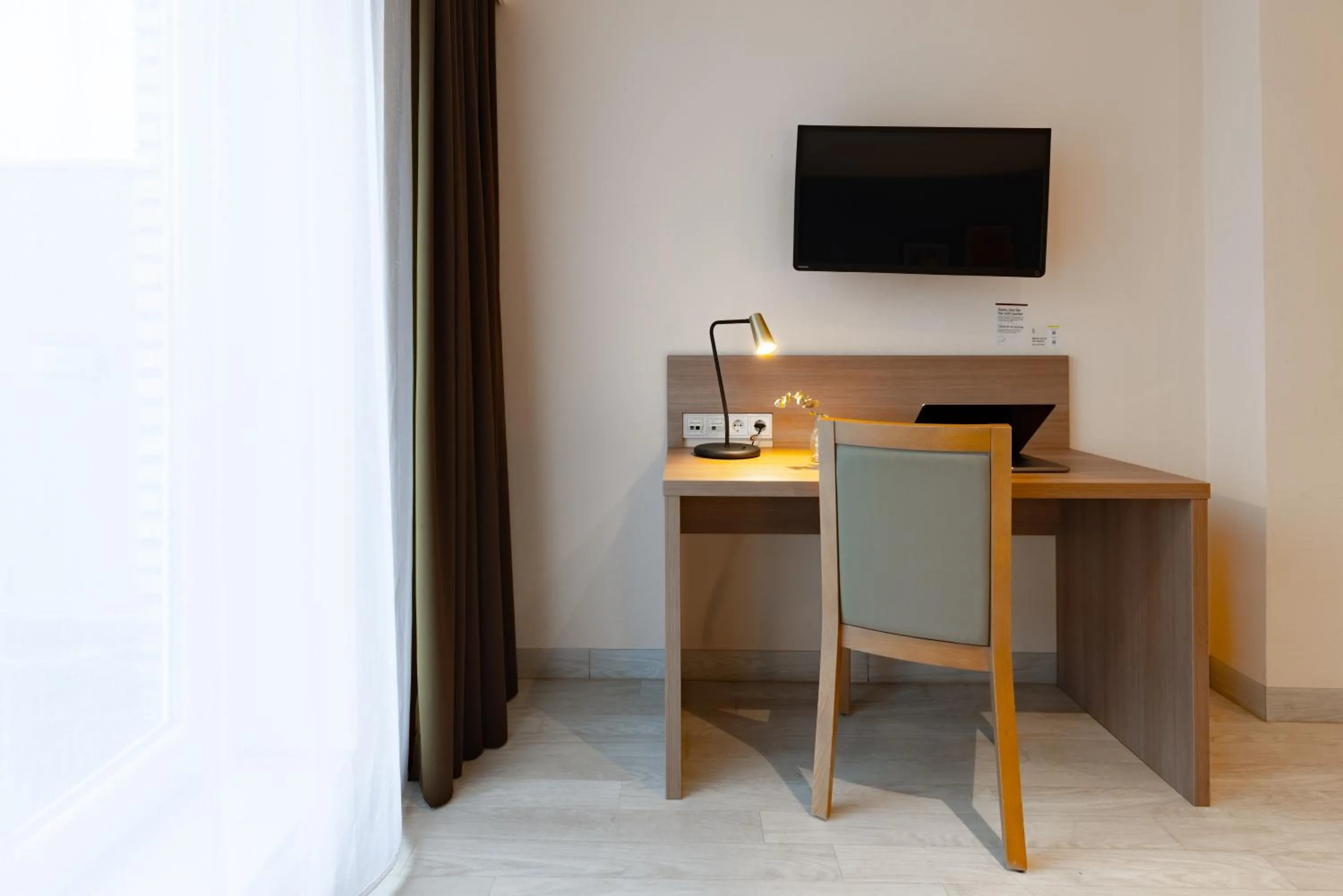 TV and multimedia in Garner Hotel Dusseldorf - Main Station by IHG