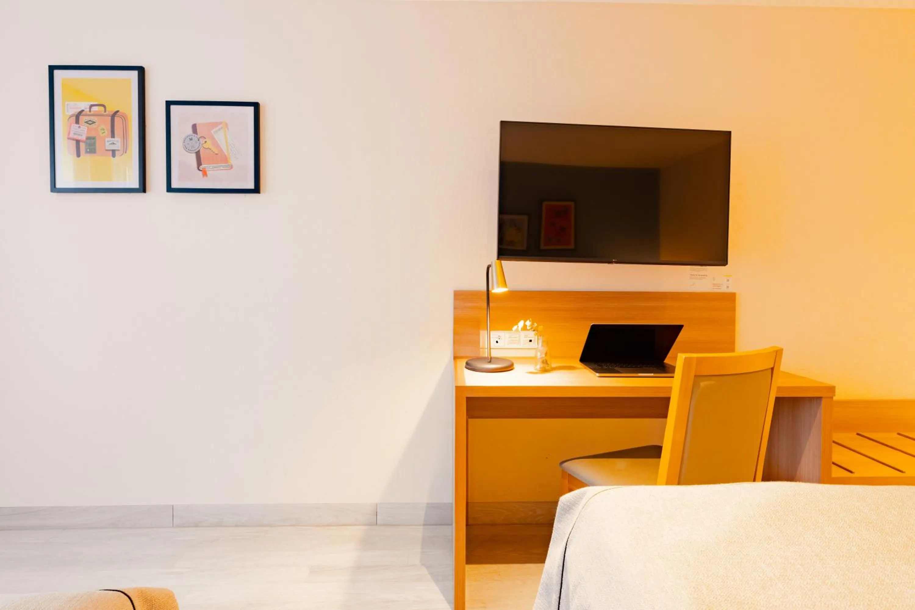 TV and multimedia, Bed in Garner Hotel Dusseldorf - Main Station by IHG