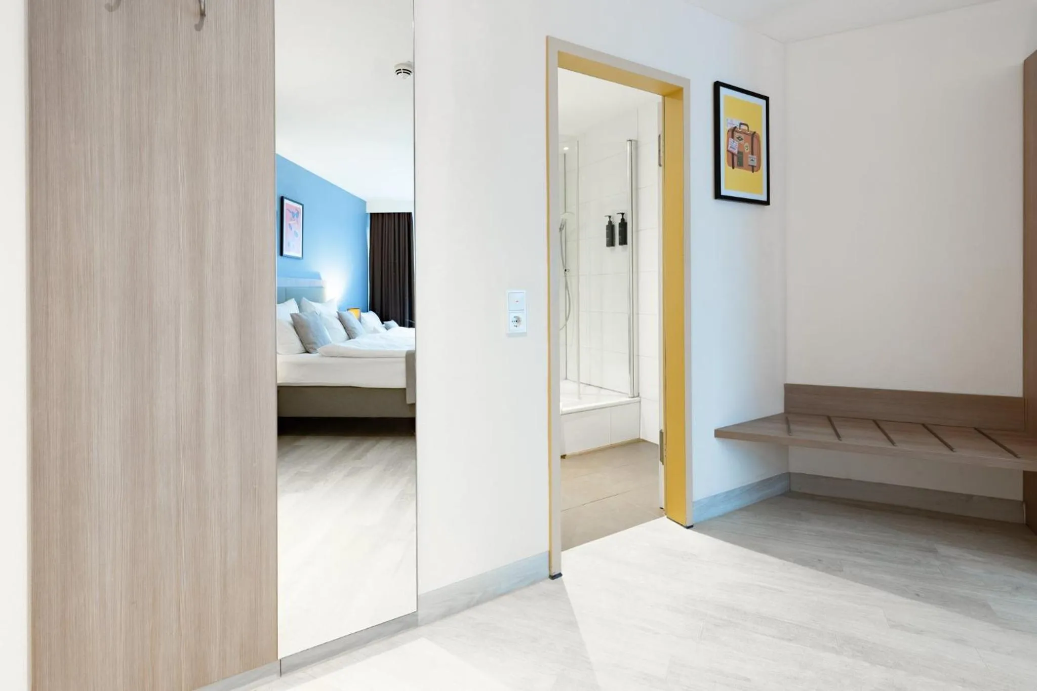 Photo of the whole room, Bed in Garner Hotel Dusseldorf - Main Station by IHG