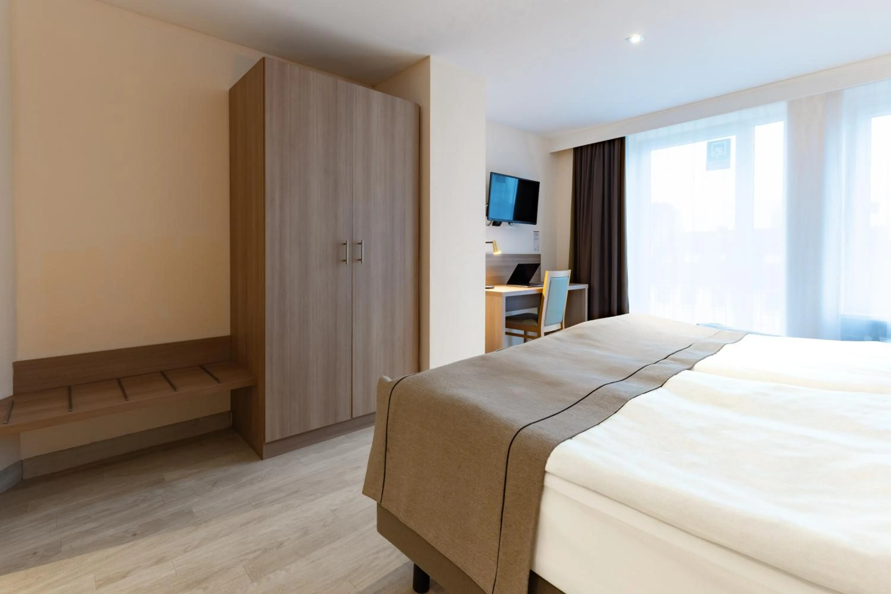 TV and multimedia, Bed in Garner Hotel Dusseldorf - Main Station by IHG