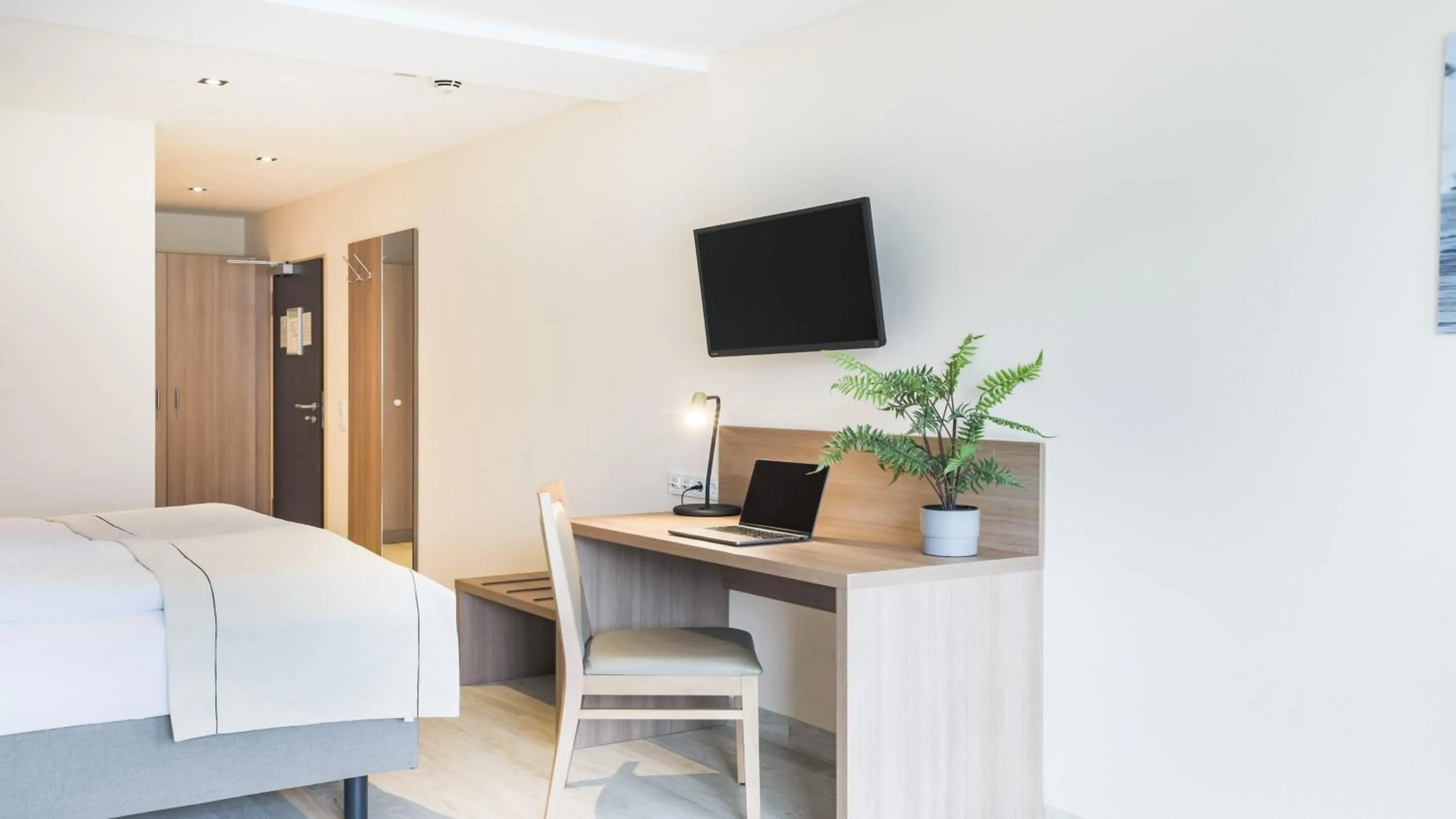 Photo of the whole room, Bed in Garner Hotel Dusseldorf - Main Station by IHG