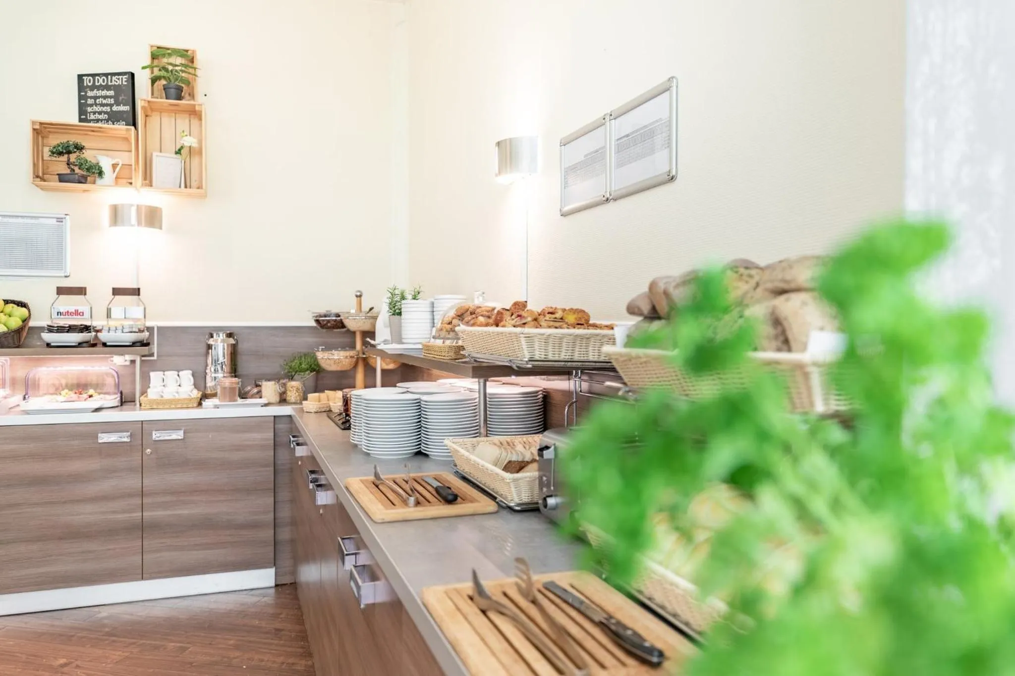 Restaurant/places to eat in Garner Hotel Dusseldorf - Main Station by IHG