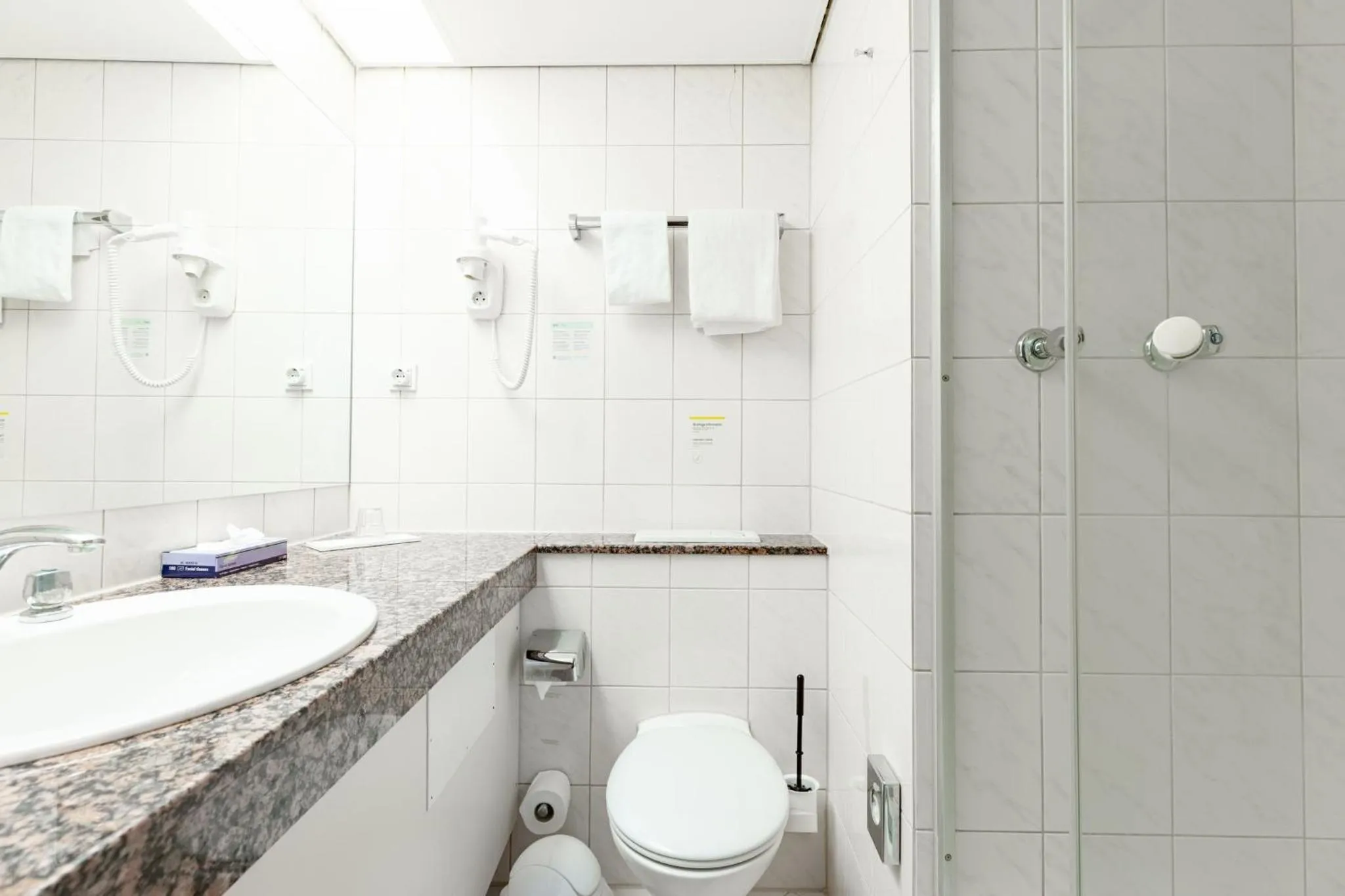 Bedroom in Garner Hotel Dusseldorf - Main Station by IHG