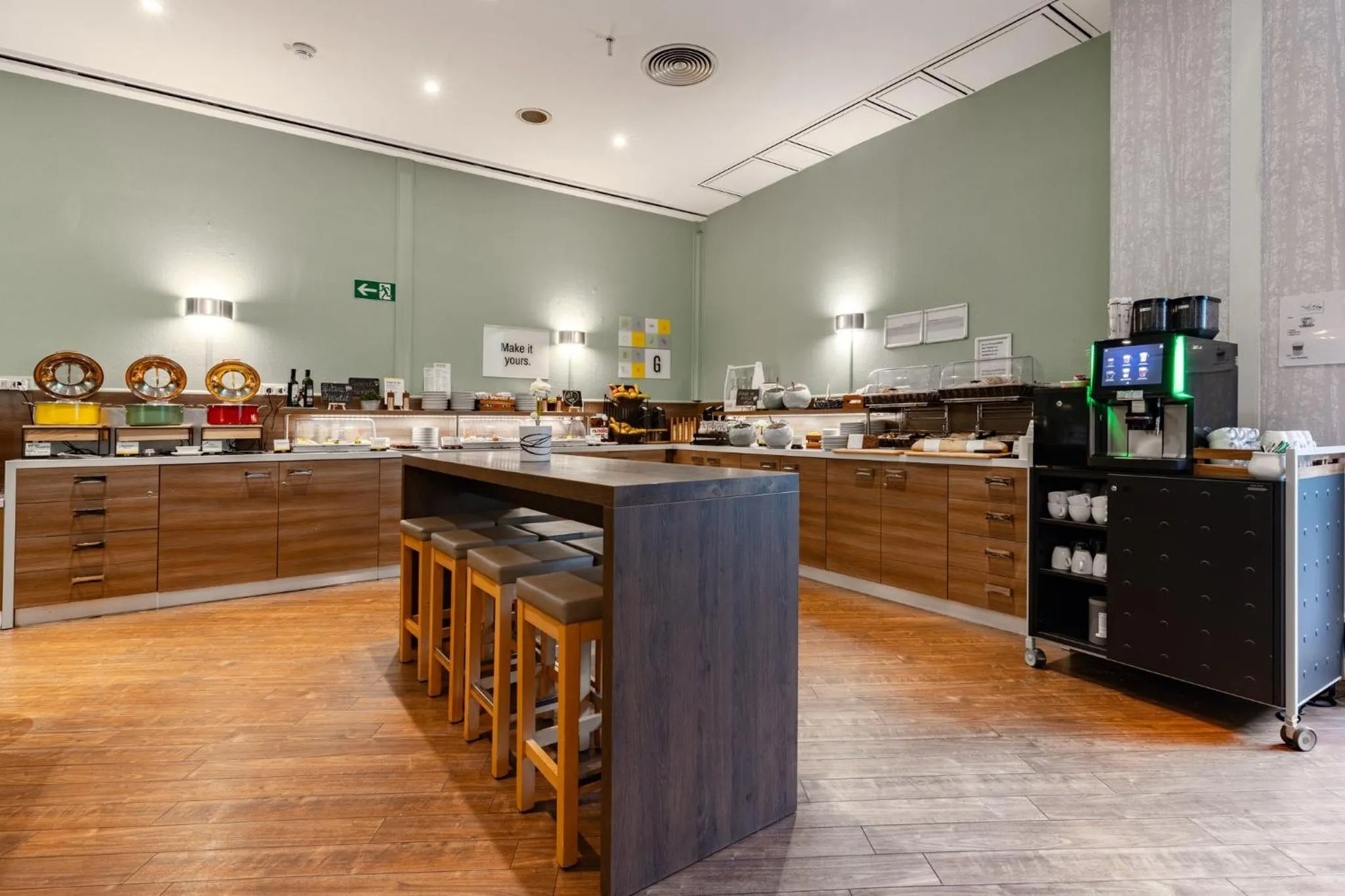 Breakfast in Garner Hotel Dusseldorf - Main Station by IHG