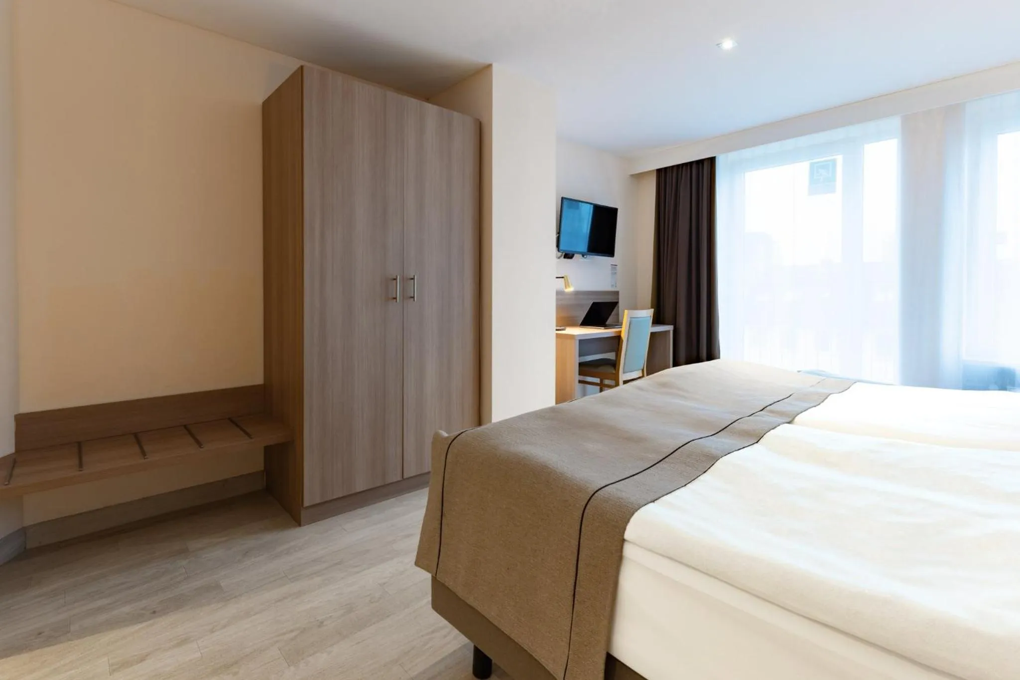 Photo of the whole room, Bed in Garner Hotel Dusseldorf - Main Station by IHG