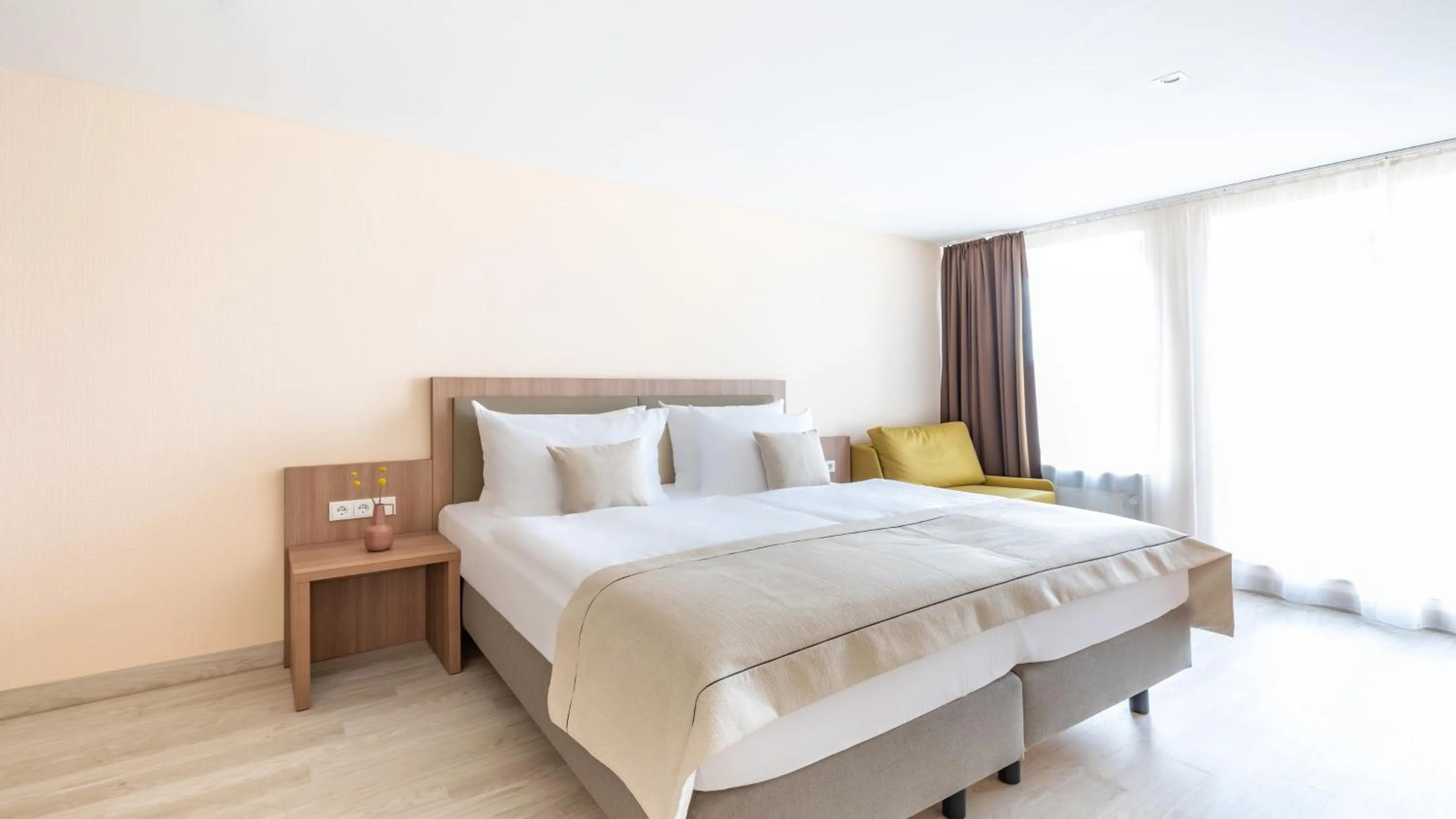 Photo of the whole room, Bed in Garner Hotel Dusseldorf - Main Station by IHG