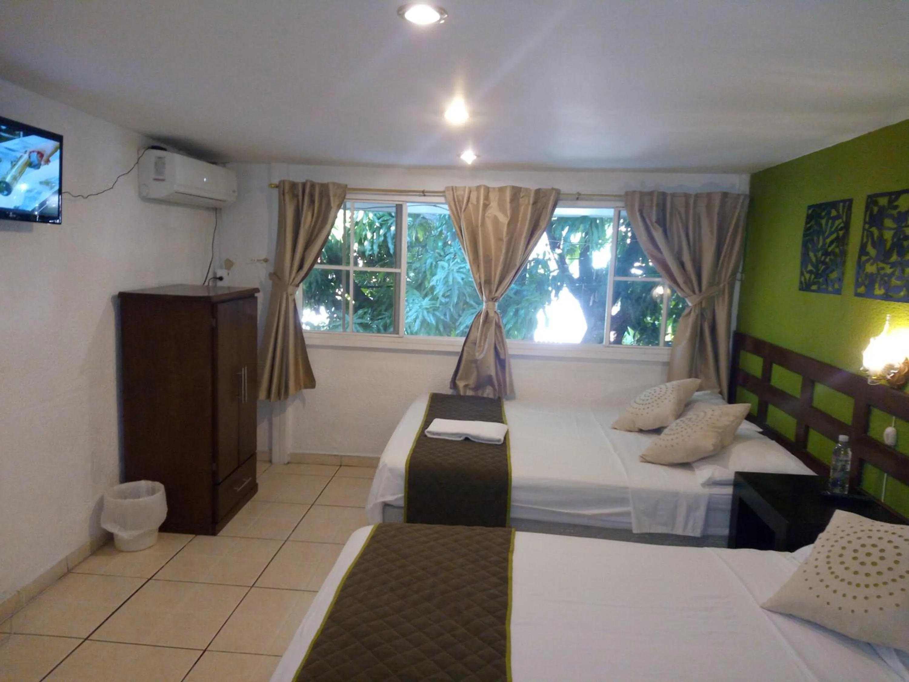 Photo of the whole room, Bed in Hotel Tazumal House