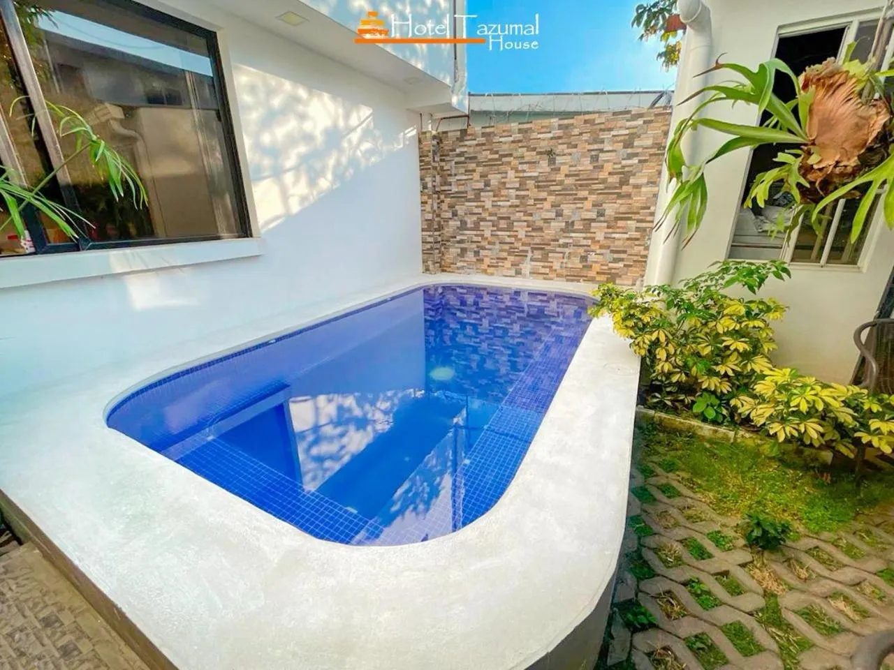 Pool view in Hotel Tazumal House