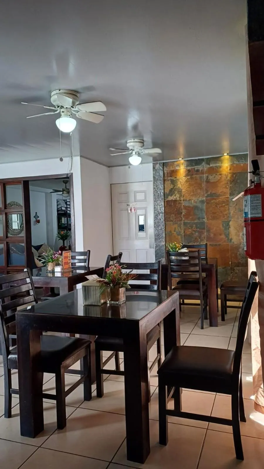 Restaurant/places to eat in Hotel Tazumal House