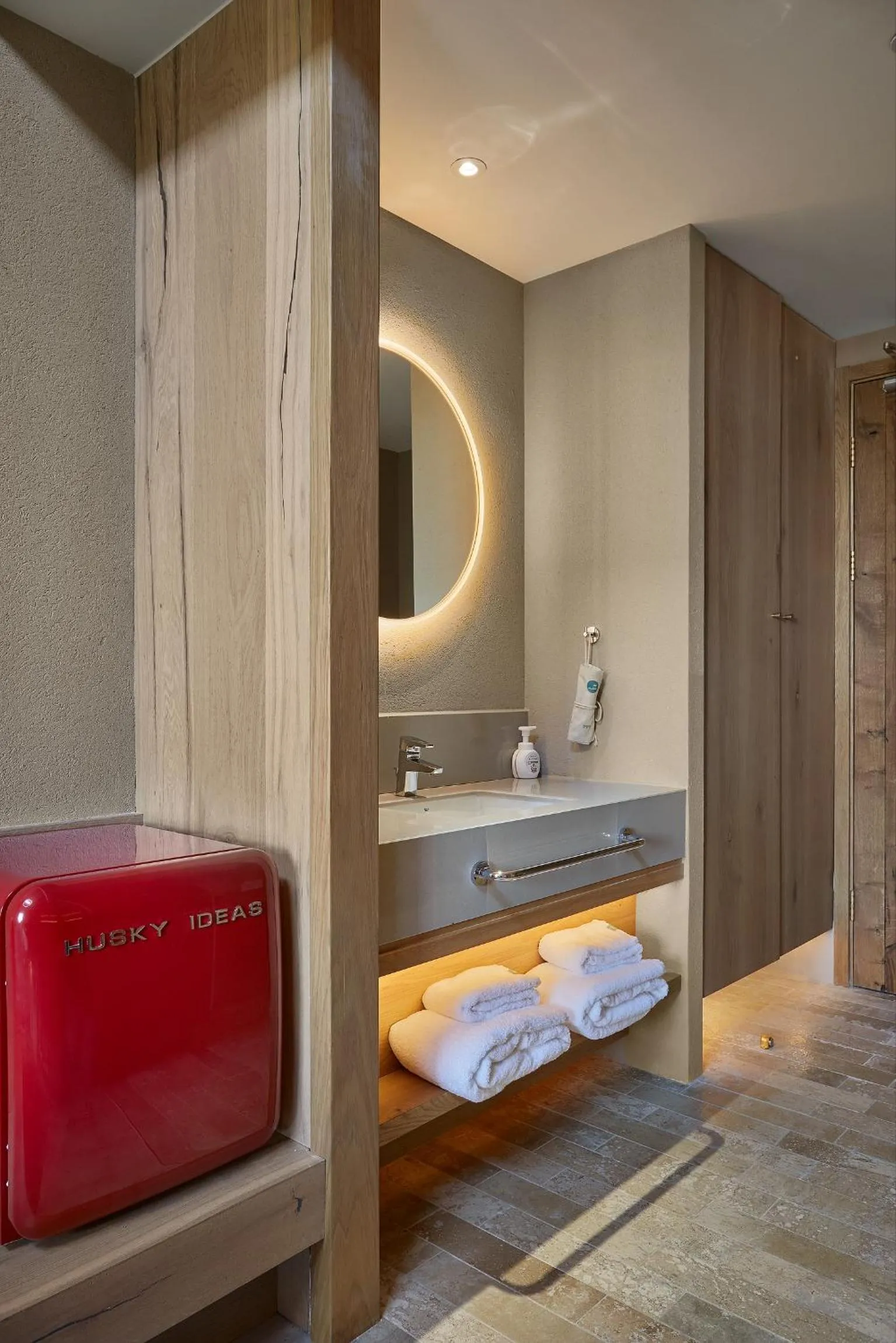 Photo of the whole room, Bed in EBO Hotel Hangzhou Wulin - 5 mins drive to the West Lake