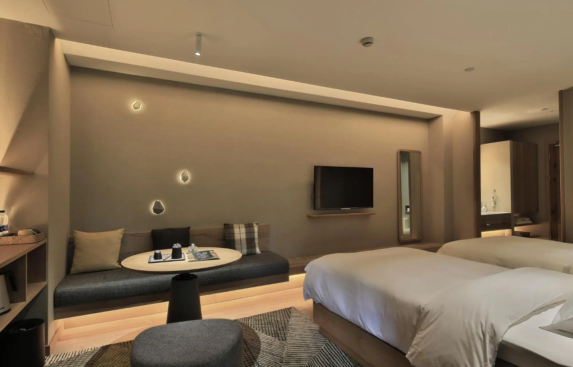 Photo of the whole room, Bed in EBO Hotel Hangzhou Wulin - 5 mins drive to the West Lake