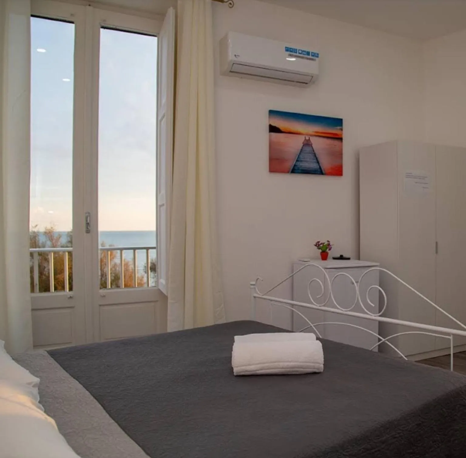 Sea view, Bed in Sea Beach Pozzallo