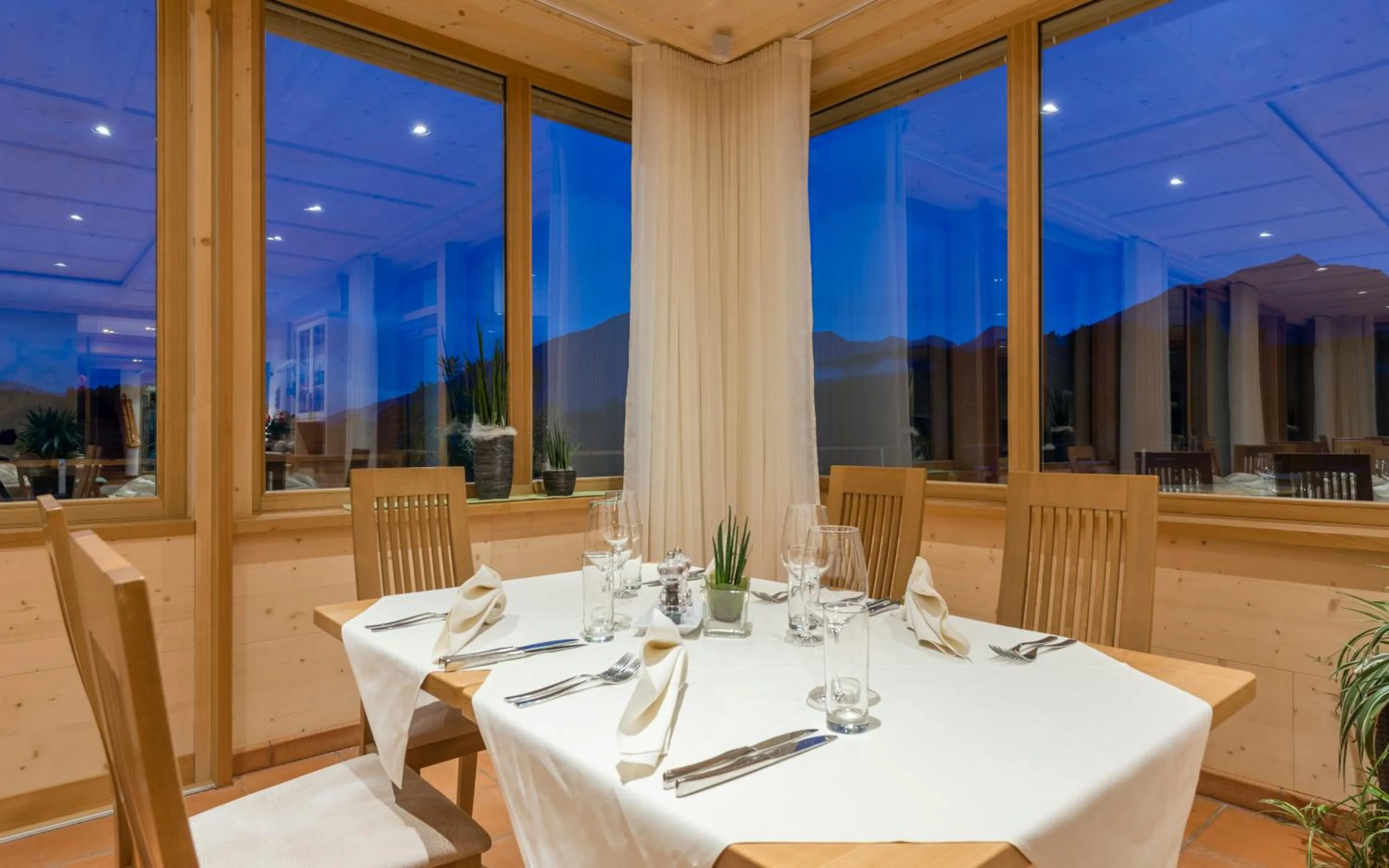 Restaurant/places to eat in Hotel Jonathan