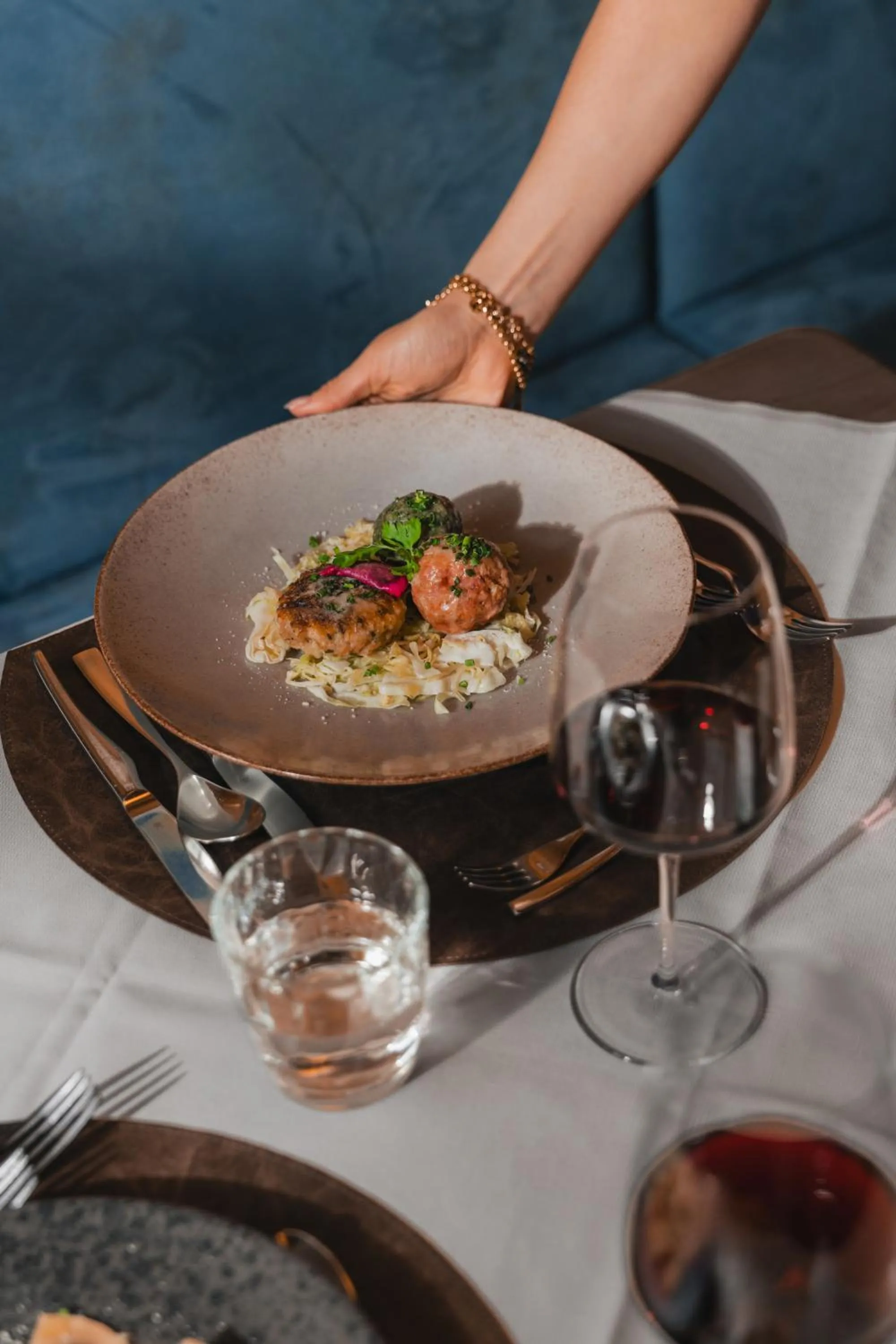 Restaurant/places to eat in Hotel Jonathan