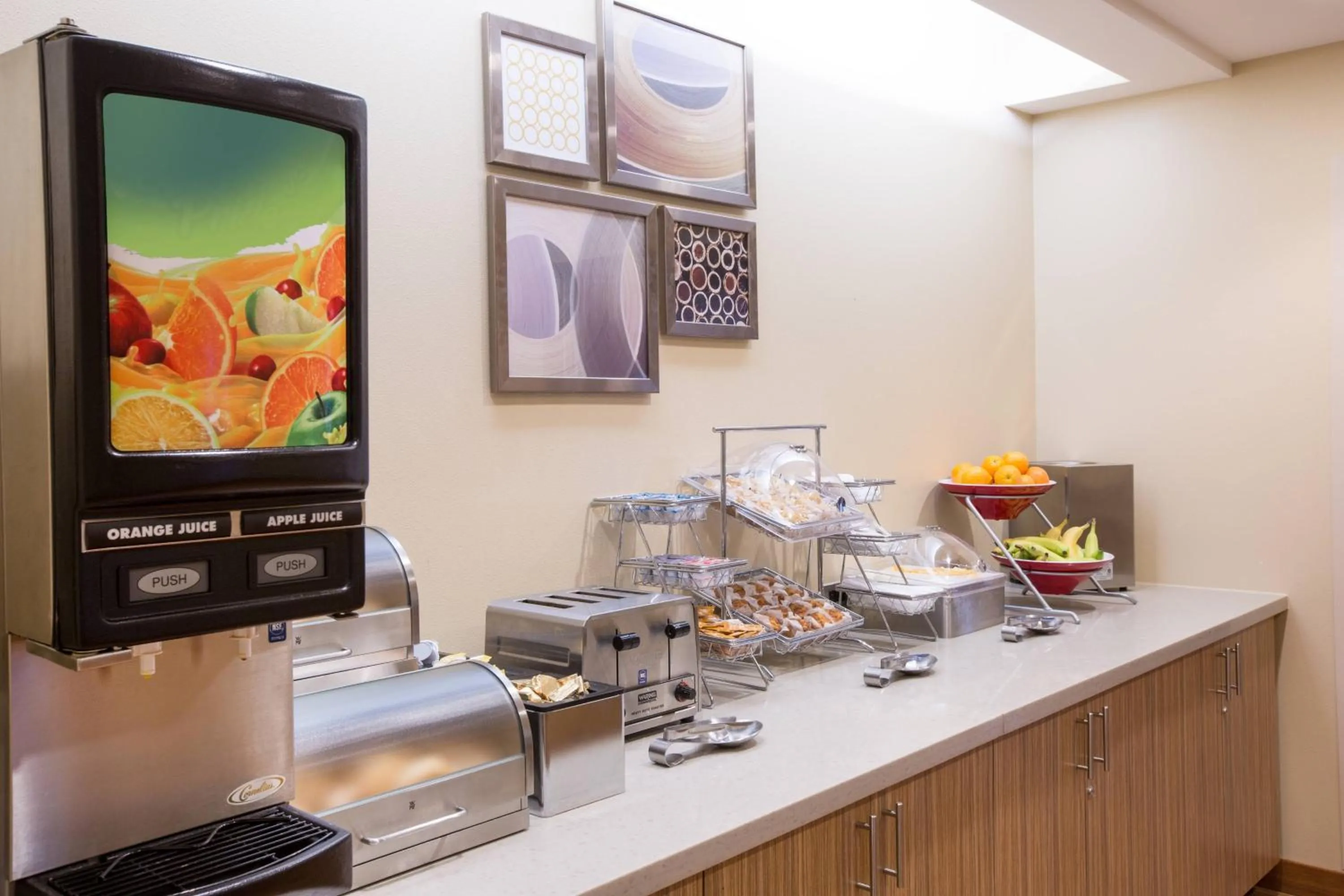 Breakfast in TownePlace Suites by Marriott Olympia