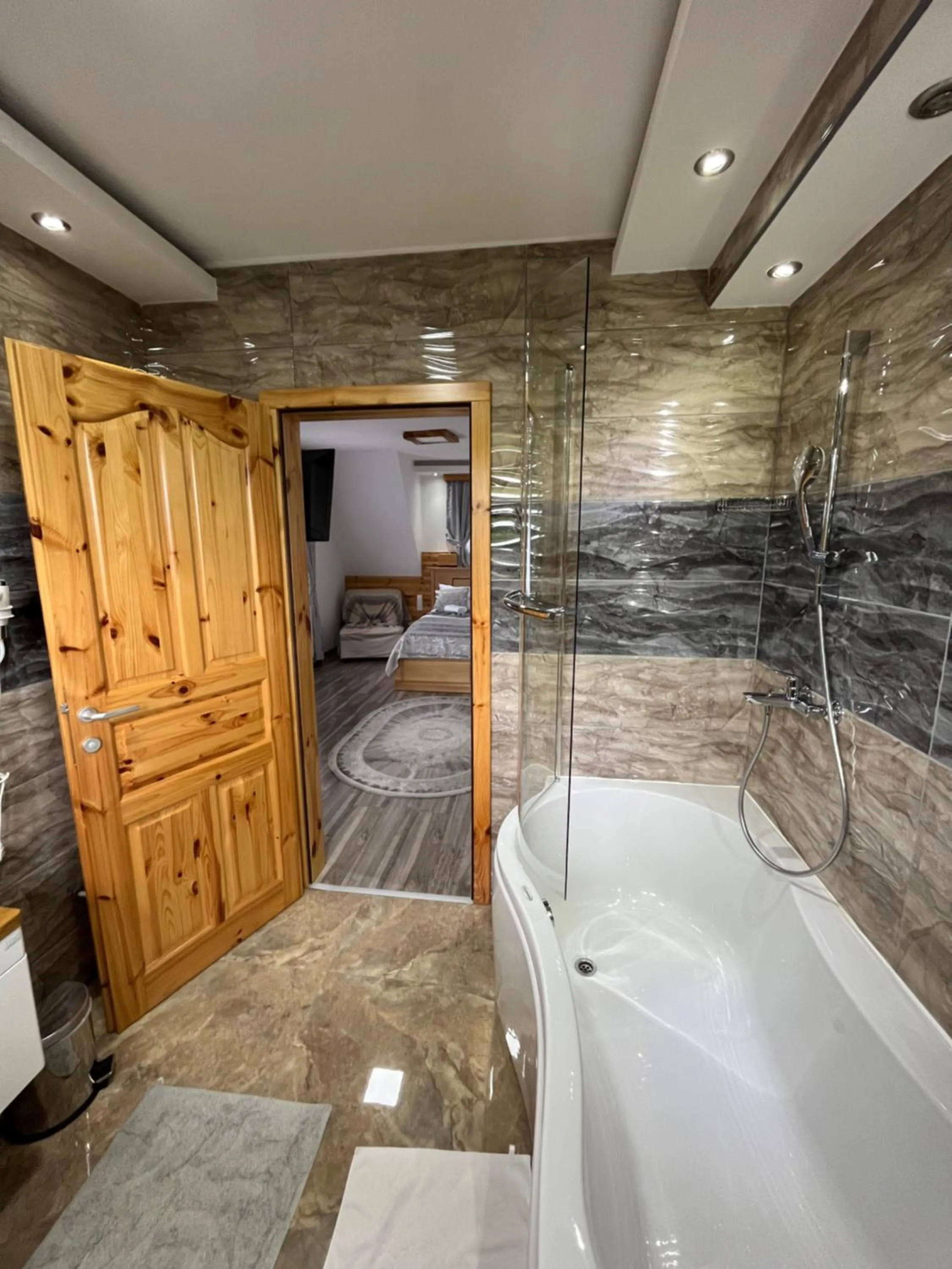 Bath in Rustic Inn River