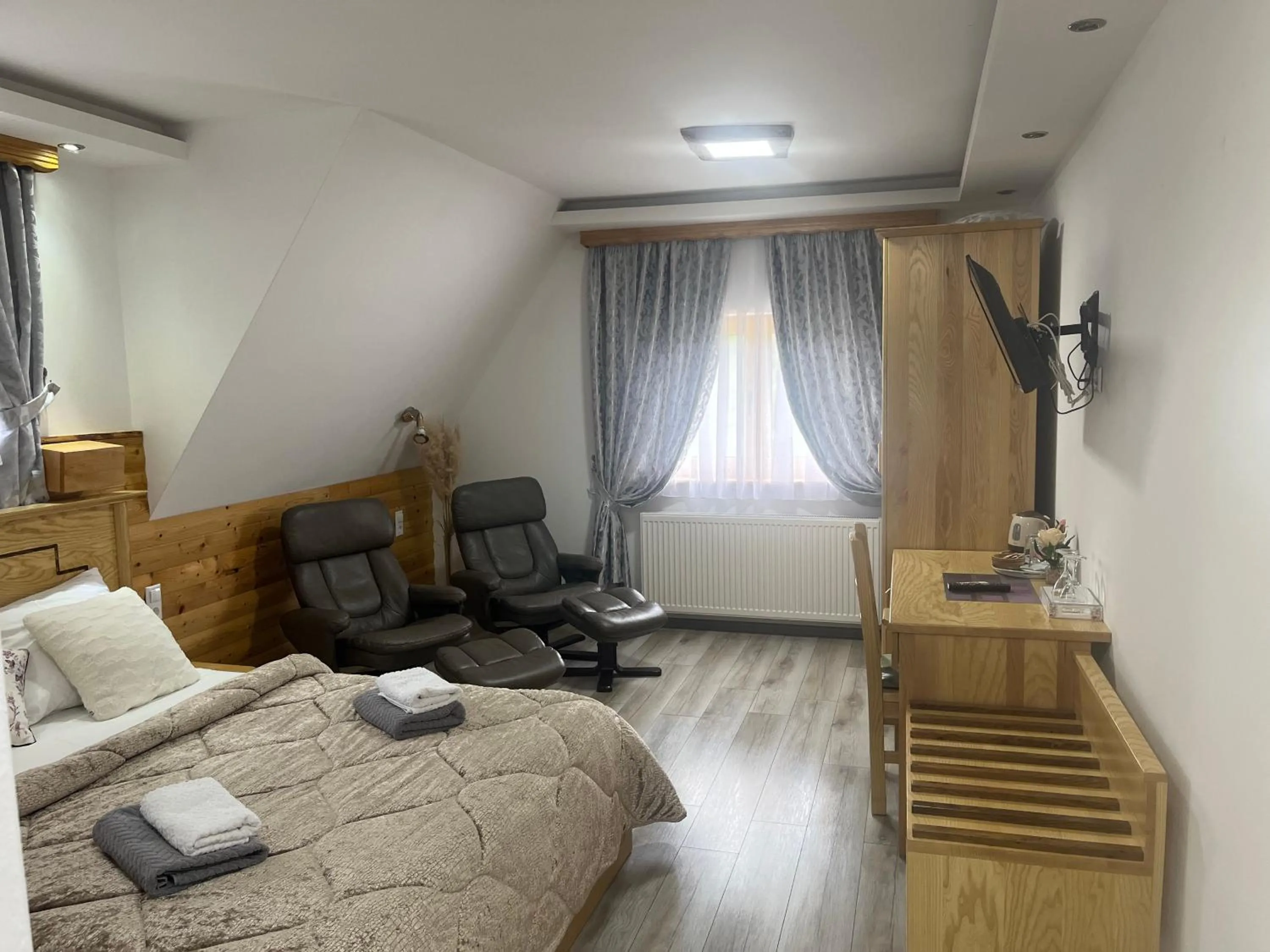 Bed in Rustic Inn River