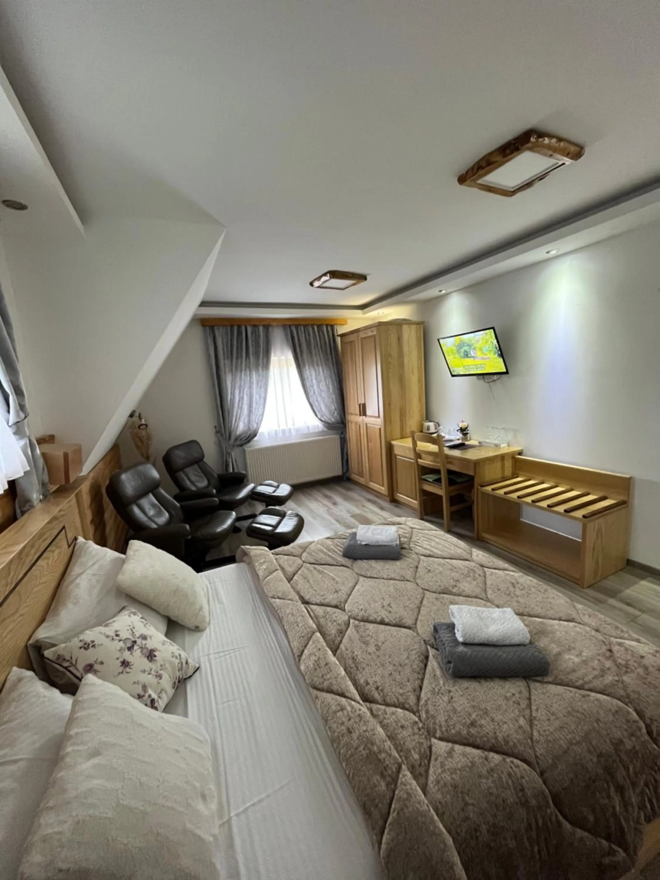 Photo of the whole room, Bed in Rustic Inn River