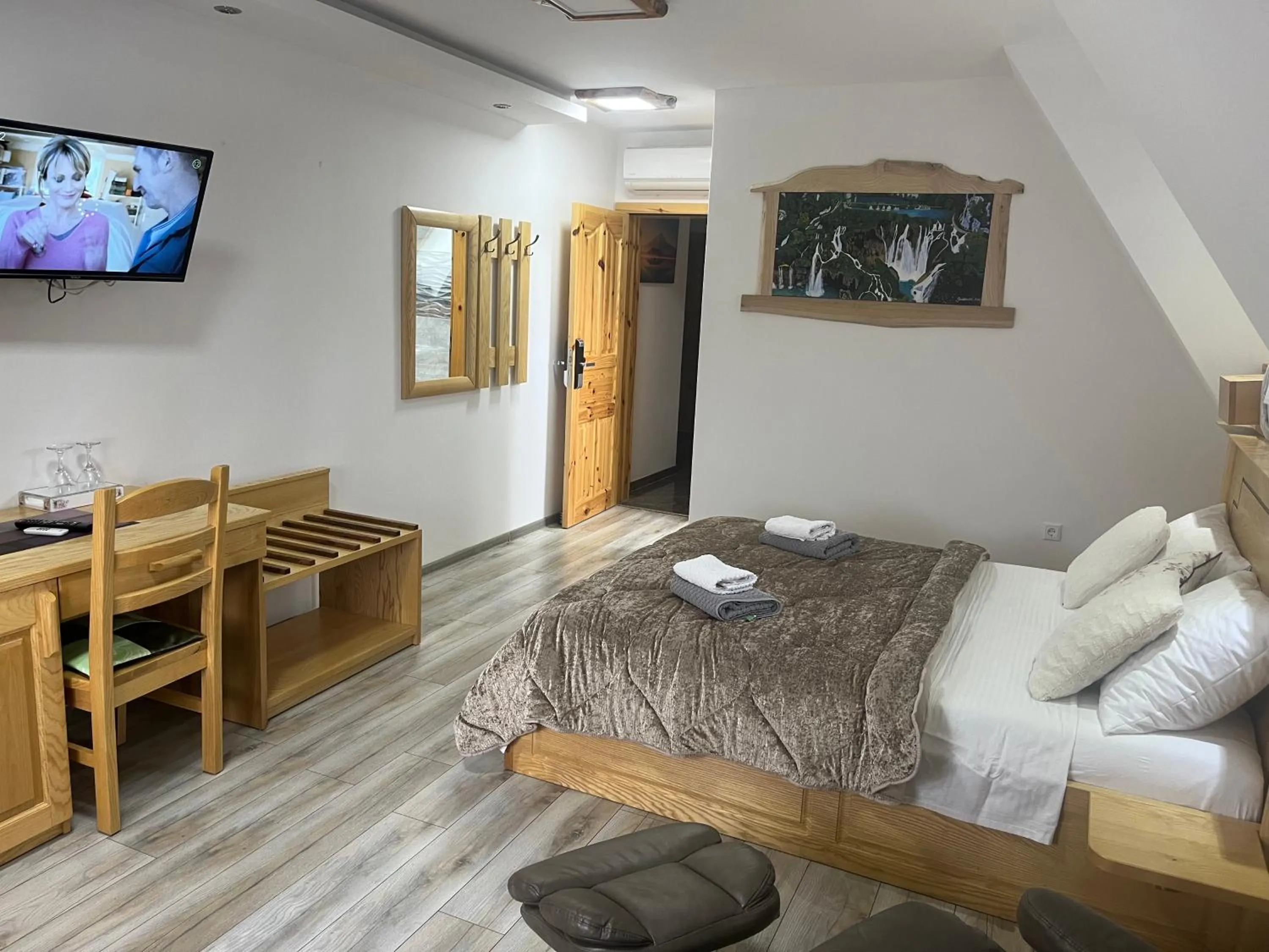 Photo of the whole room, Bed in Rustic Inn River