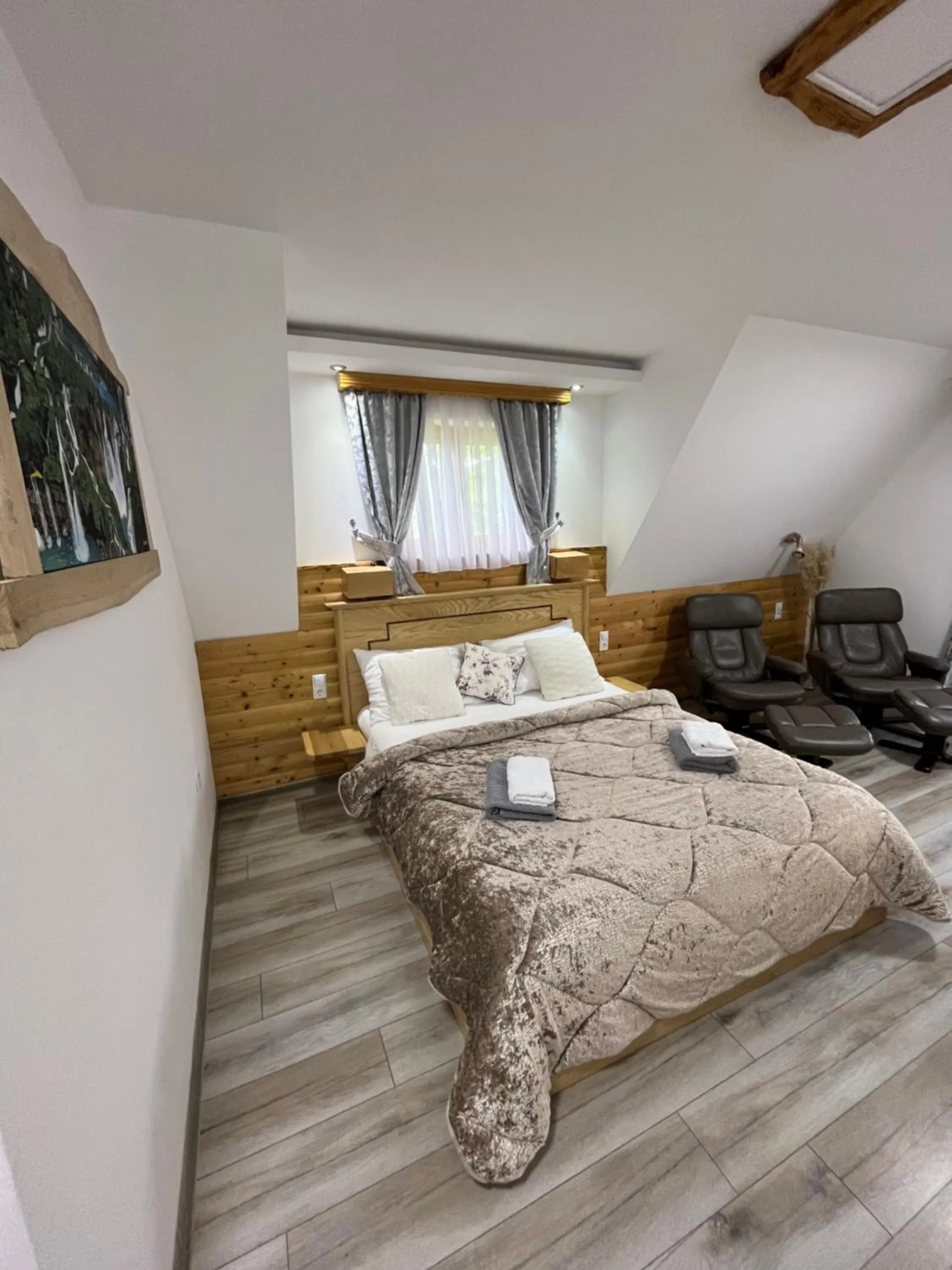 Photo of the whole room, Bed in Rustic Inn River