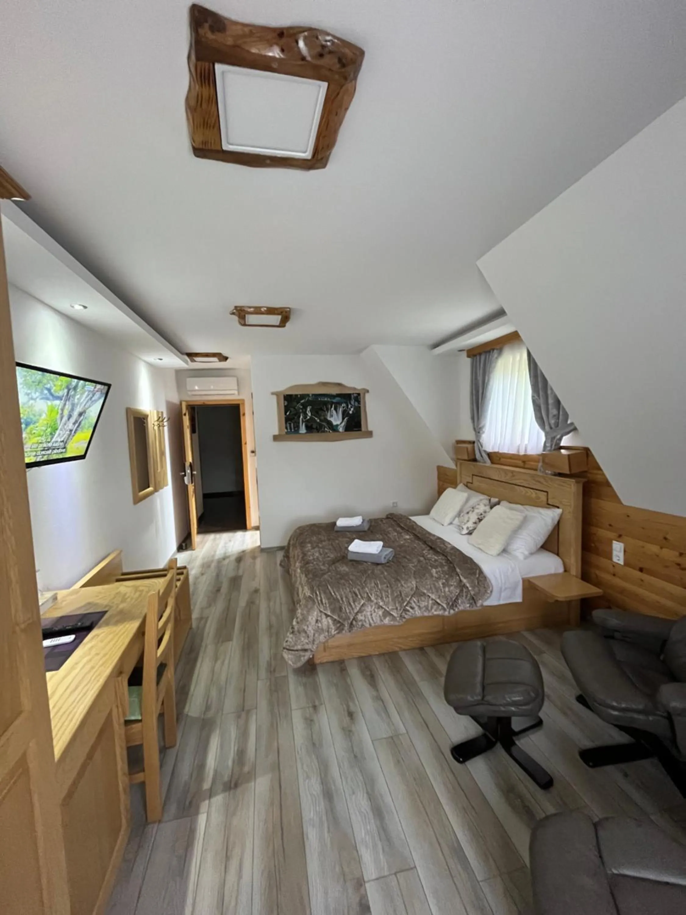 Photo of the whole room, Bed in Rustic Inn River