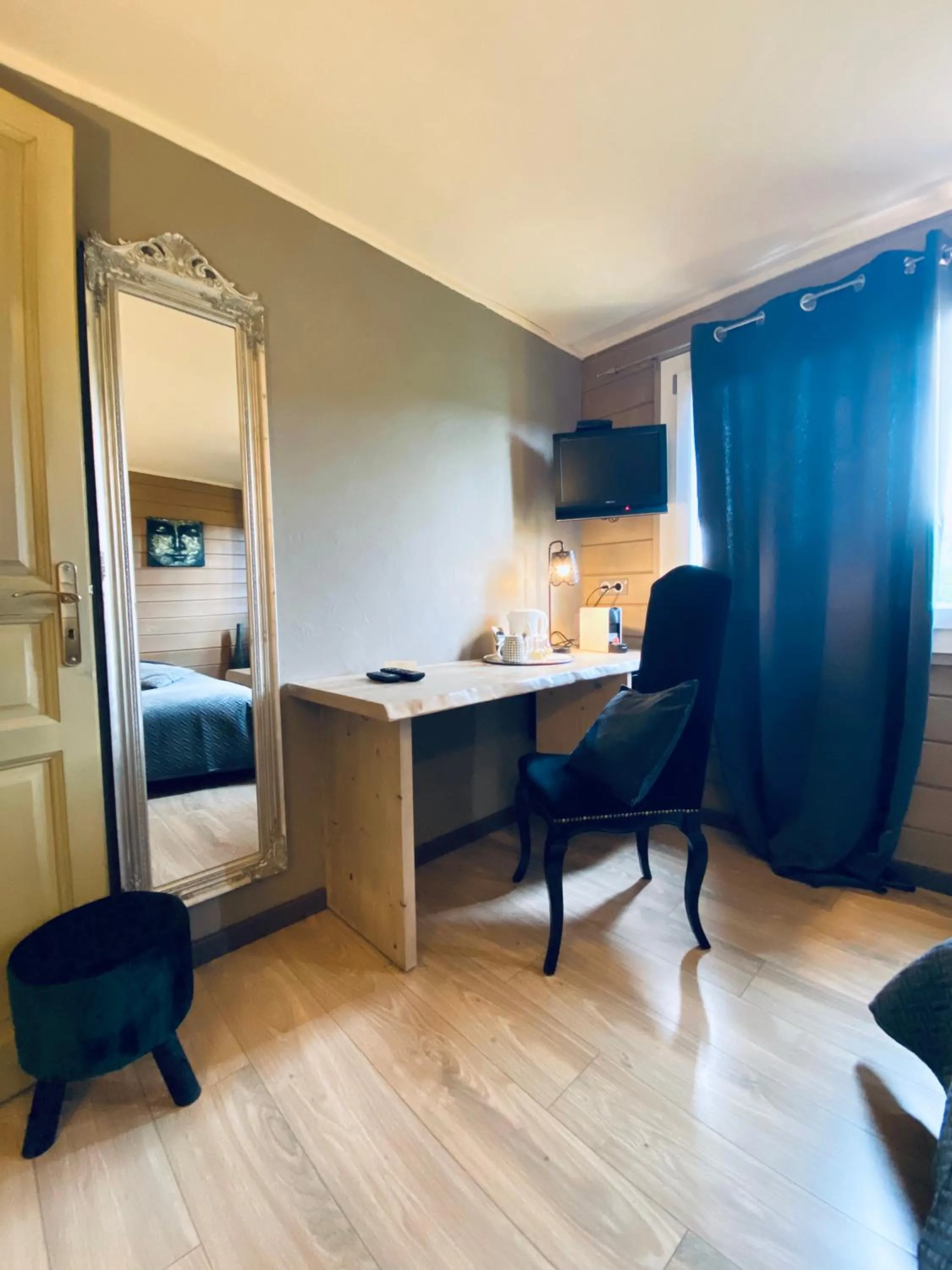 Seating area, Bed in Le Chalet d'Etienne