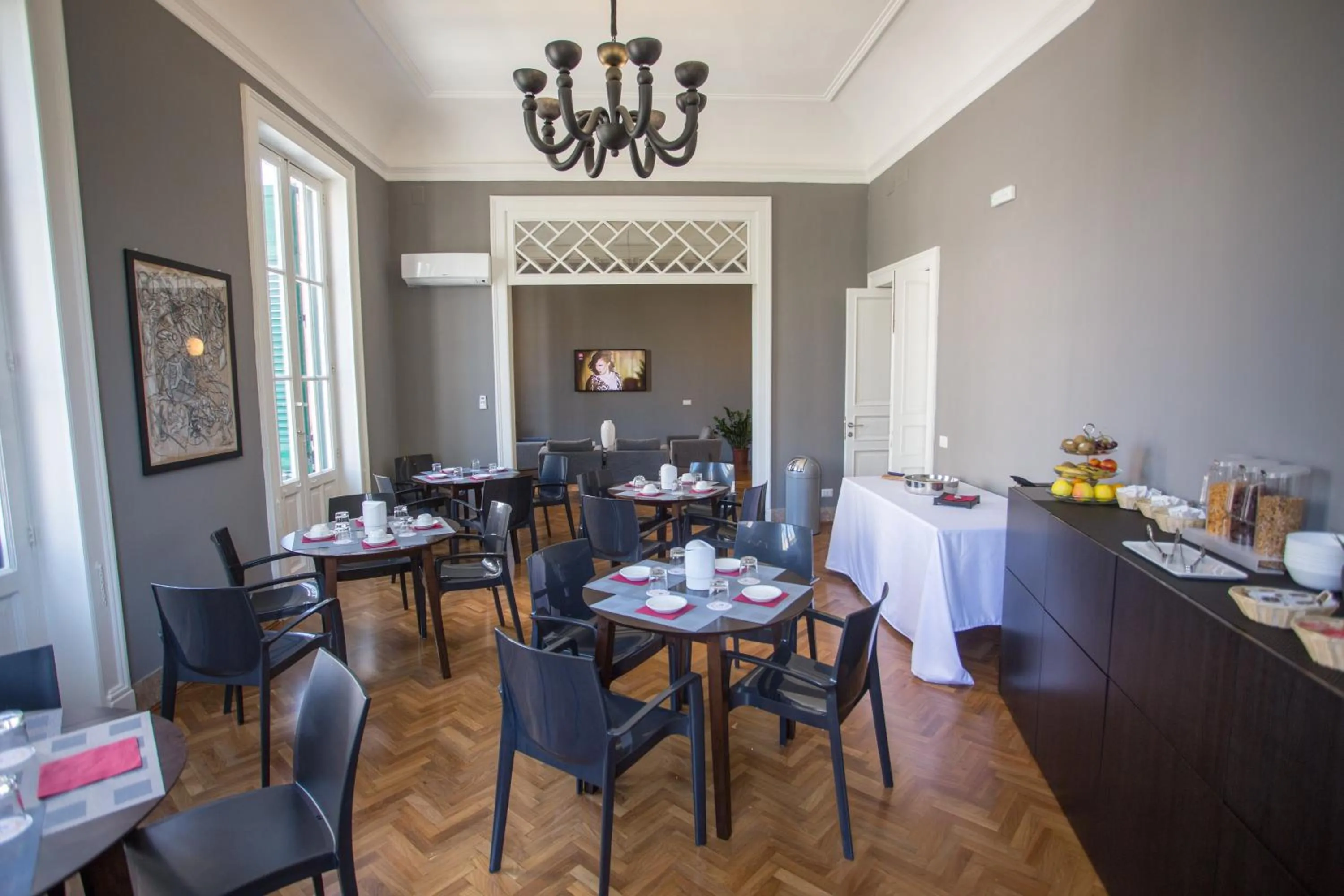 Restaurant/places to eat in Re Vittorio De Luxe