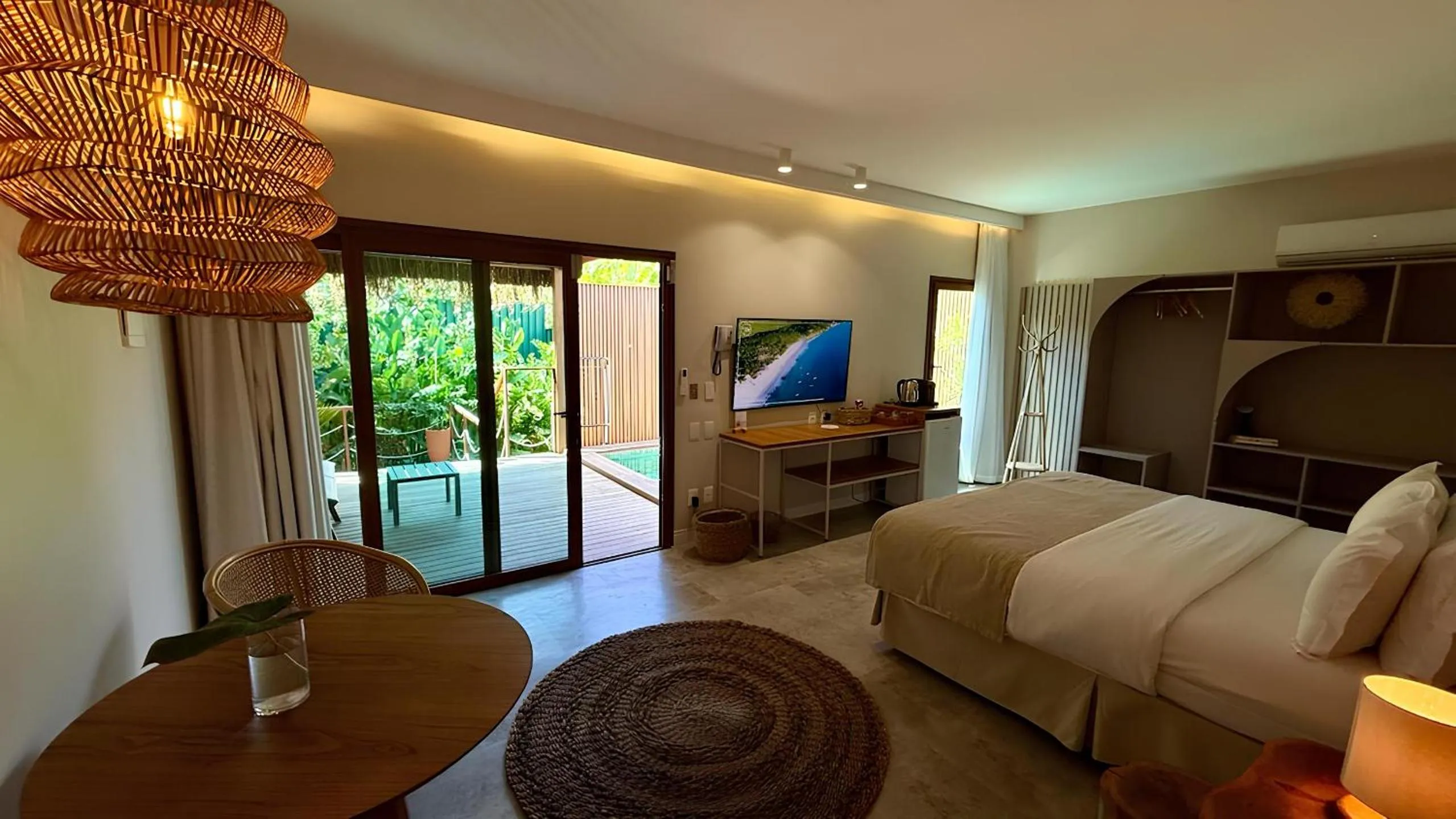 Bedroom, Bed in Dolphin Hotel