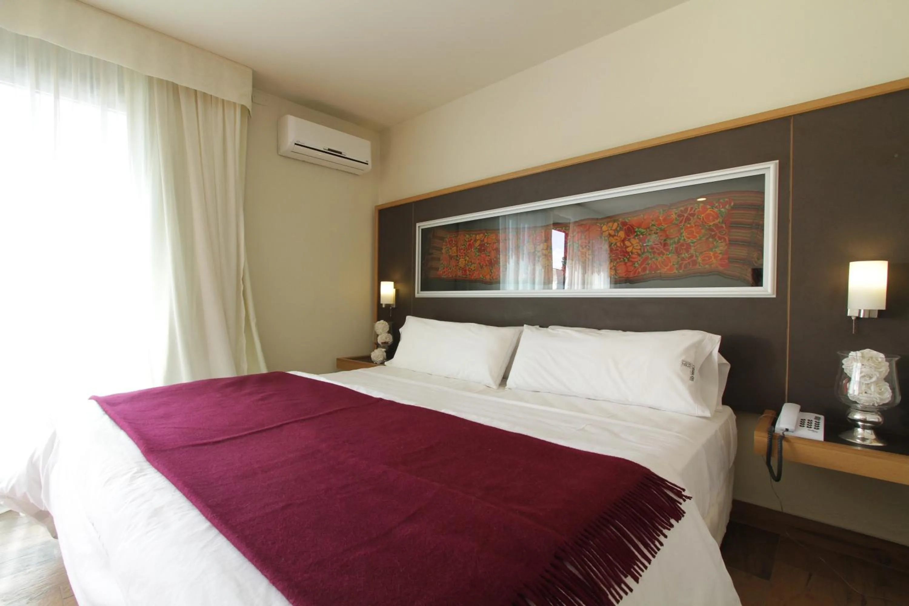 Bed in Plaza Paradiso Petit Hotel