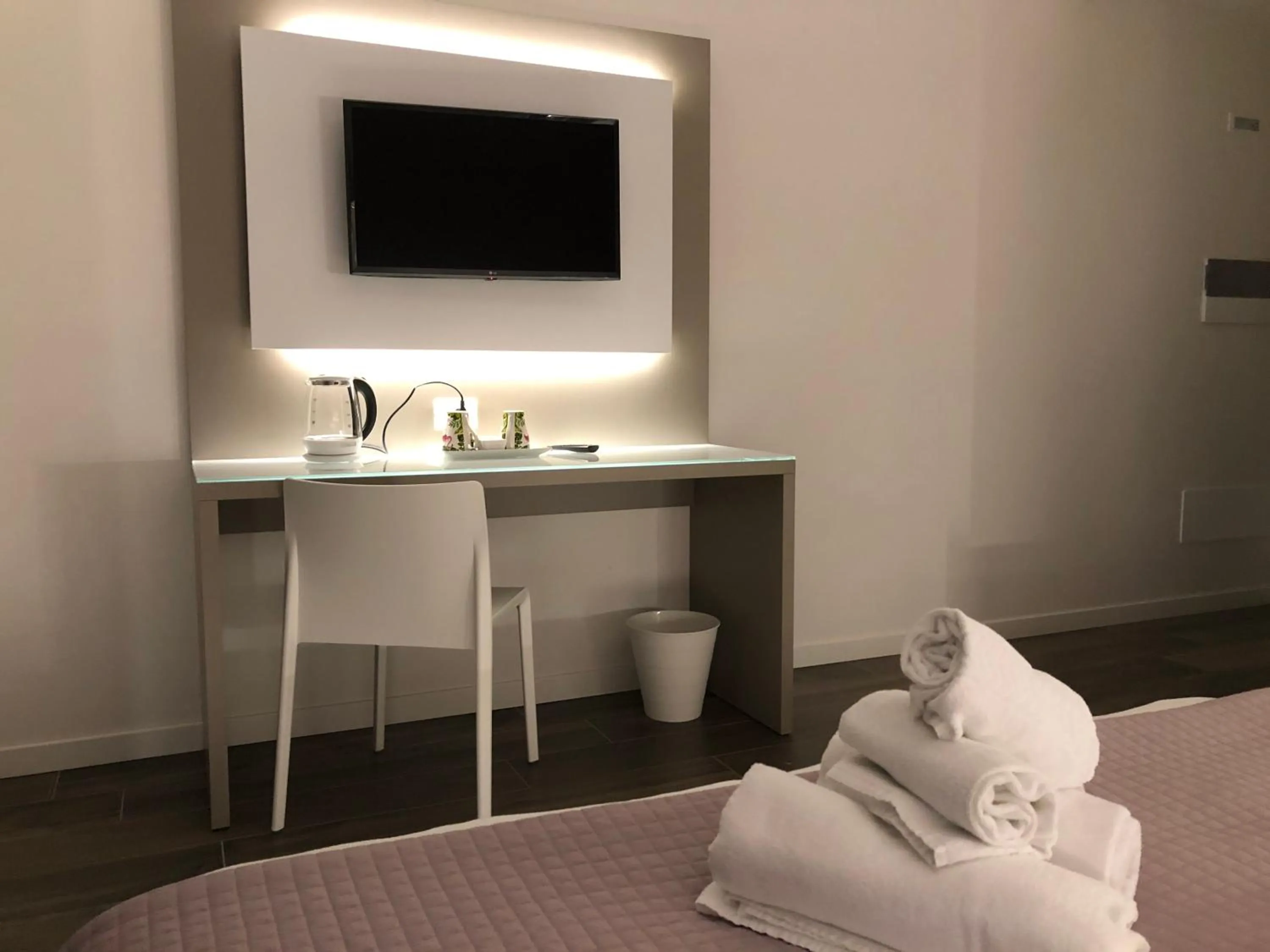 TV and multimedia, Bed in B&B Alma Garda Lake