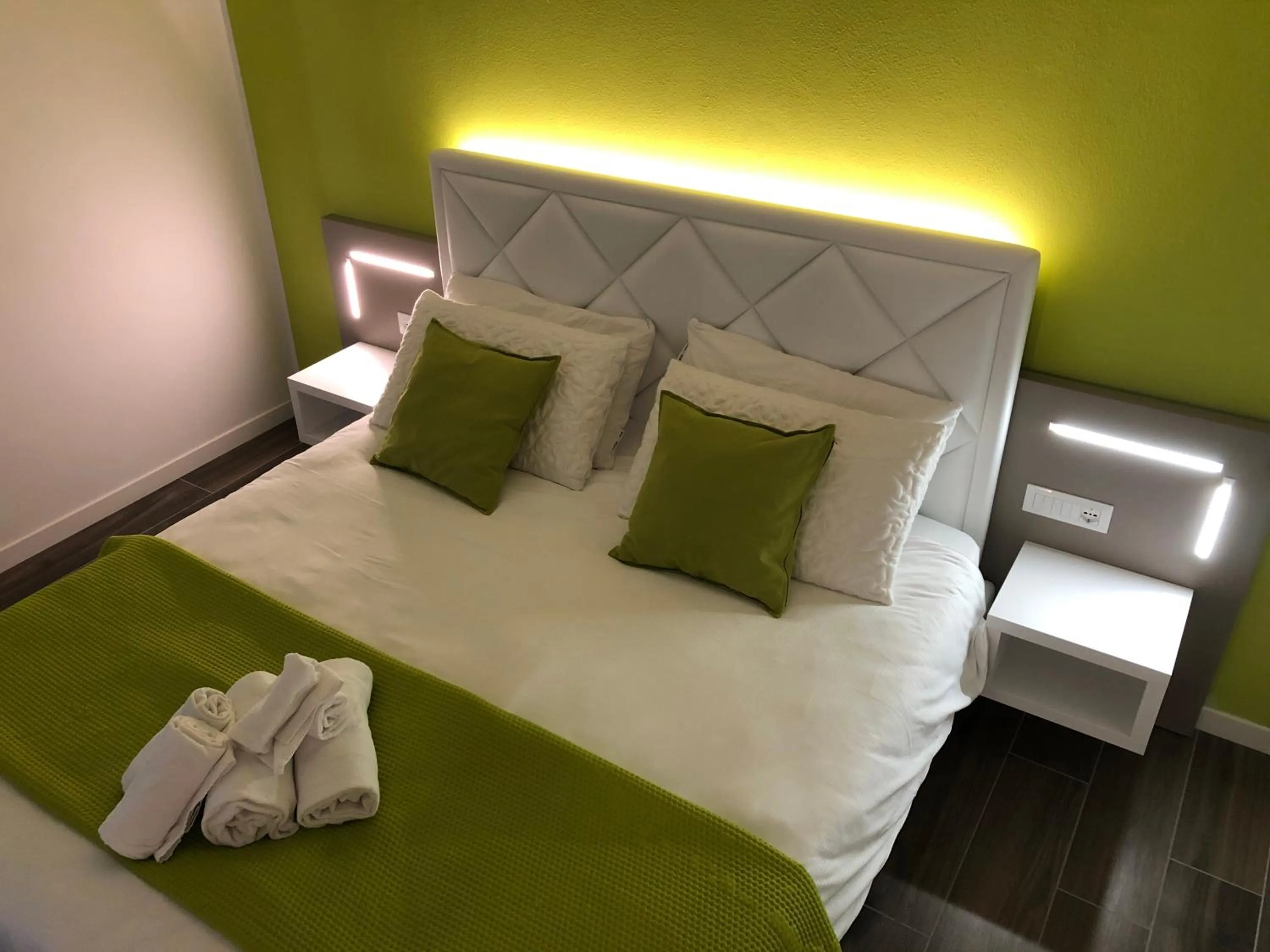 Photo of the whole room, Bed in B&B Alma Garda Lake