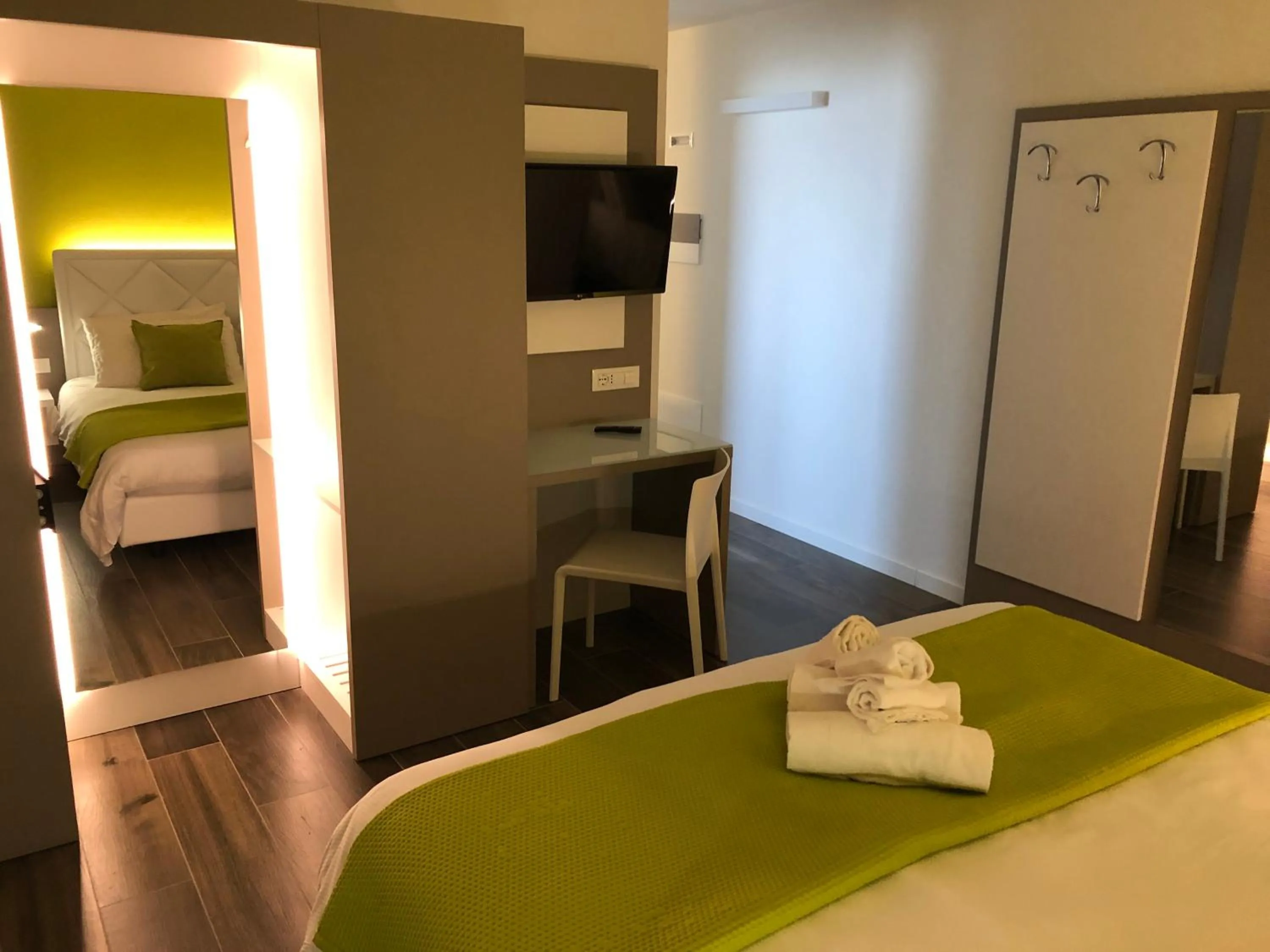 Photo of the whole room, Bed in B&B Alma Garda Lake