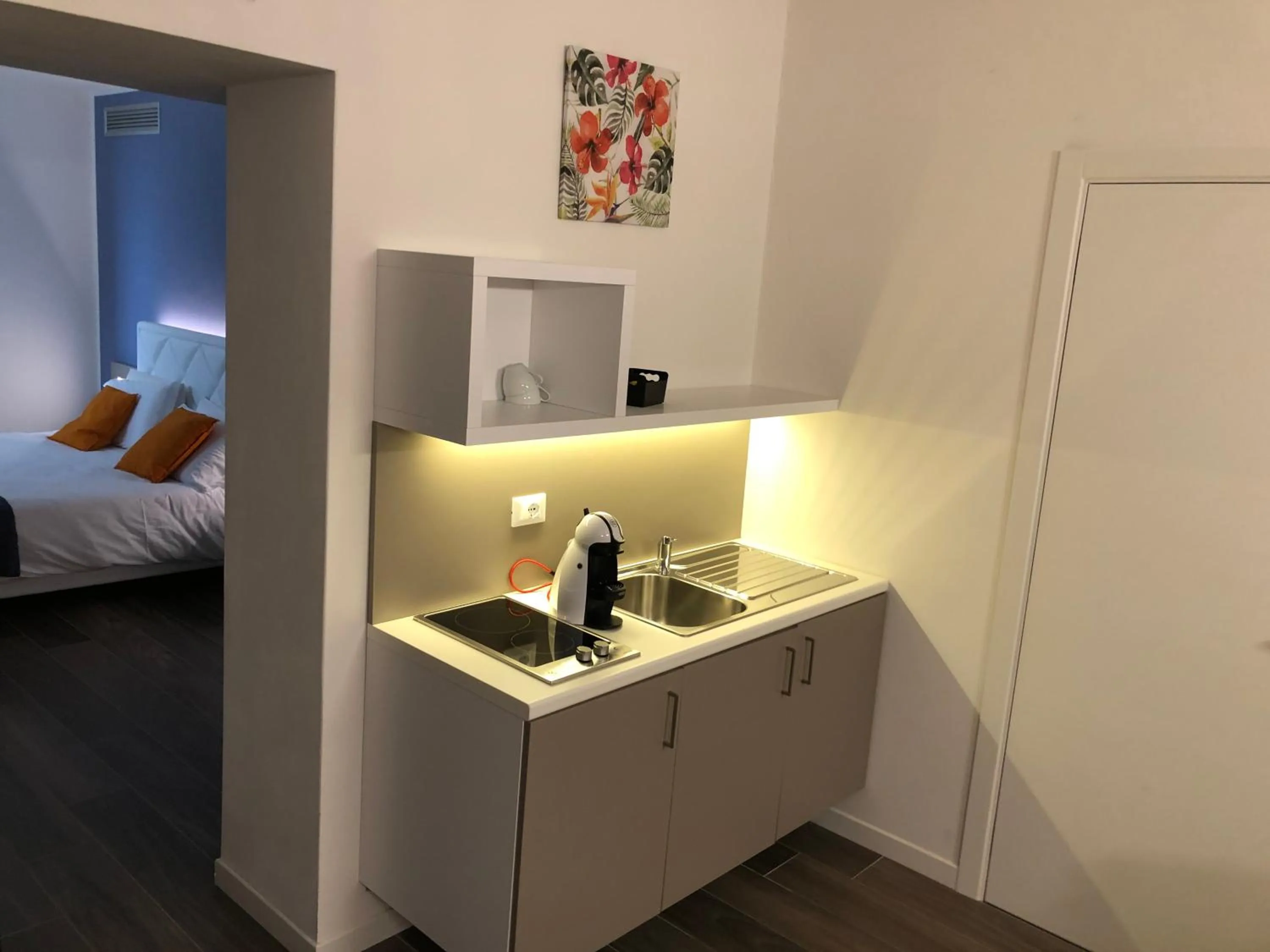 Kitchen or kitchenette, Bed in B&B Alma Garda Lake