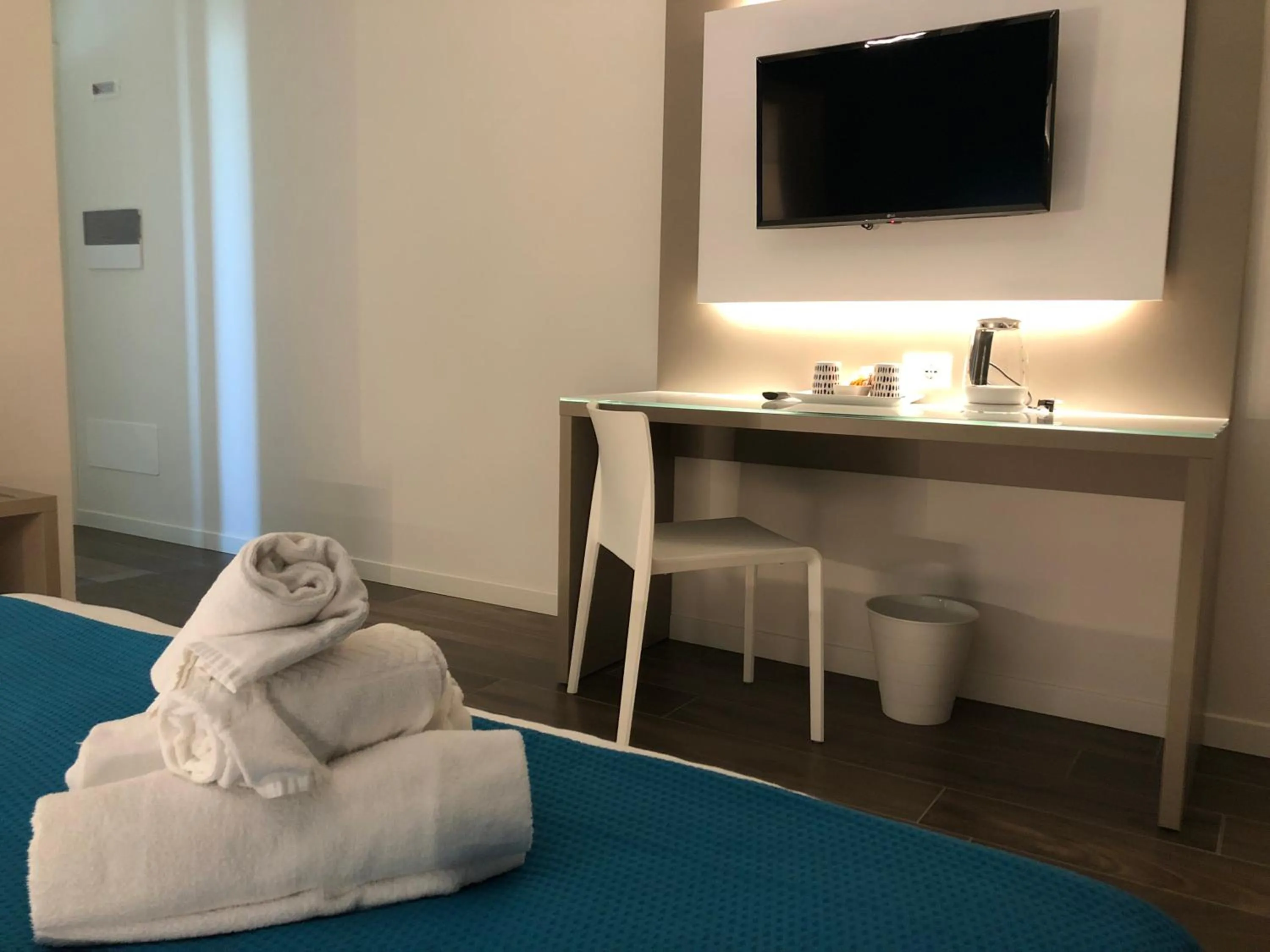 TV and multimedia, Bed in B&B Alma Garda Lake