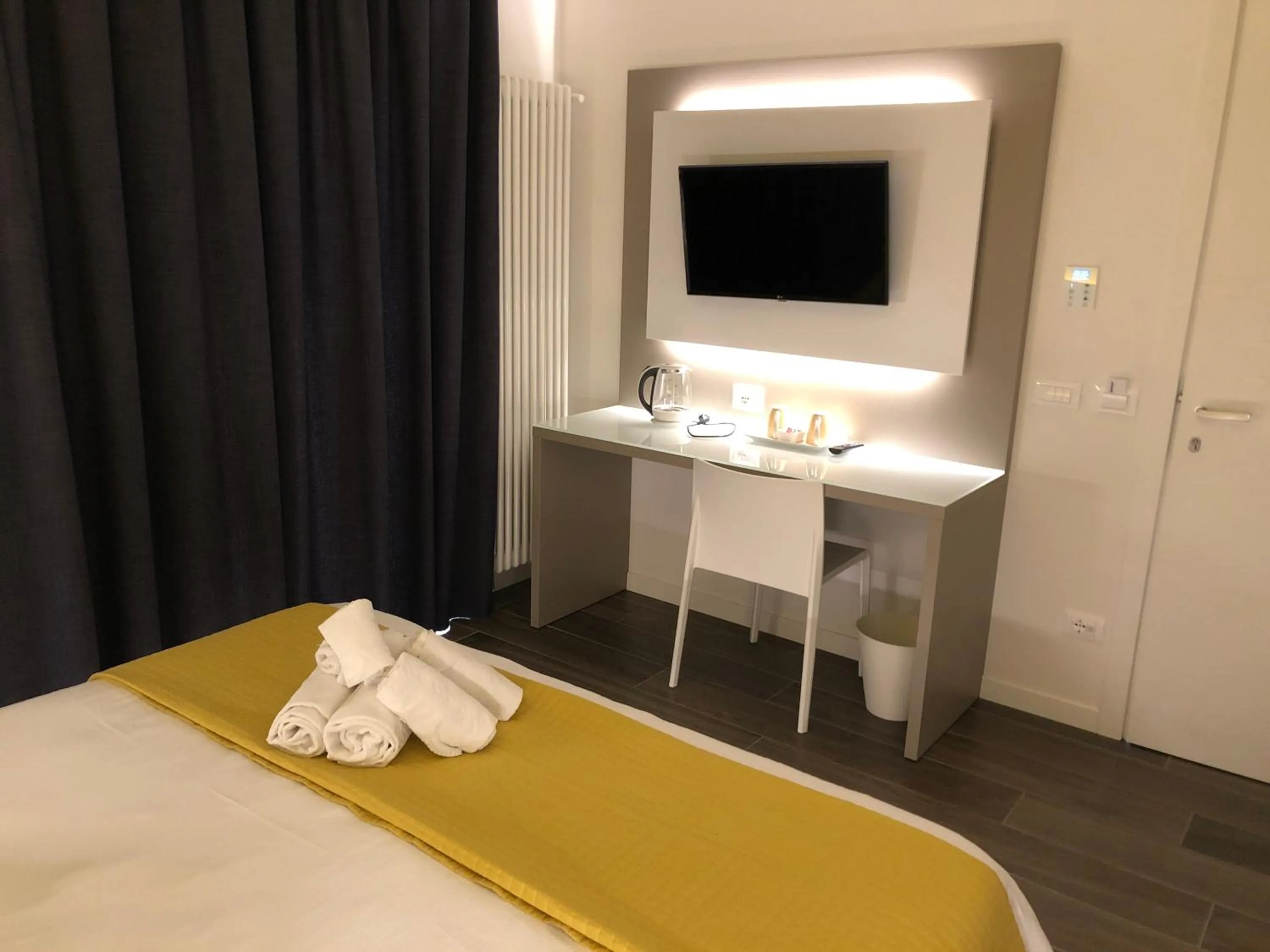 TV and multimedia, Bed in B&B Alma Garda Lake