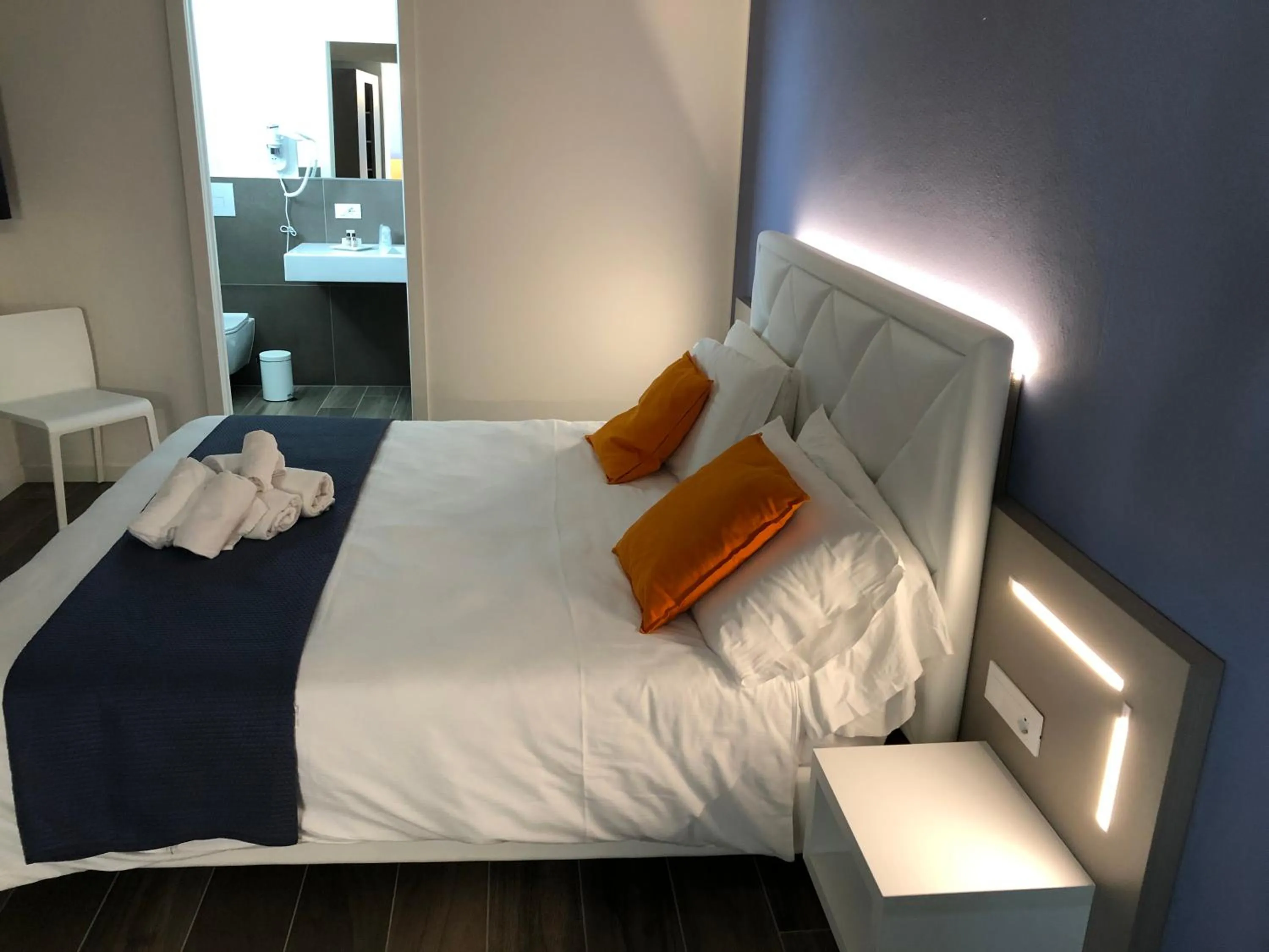 Photo of the whole room, Bed in B&B Alma Garda Lake