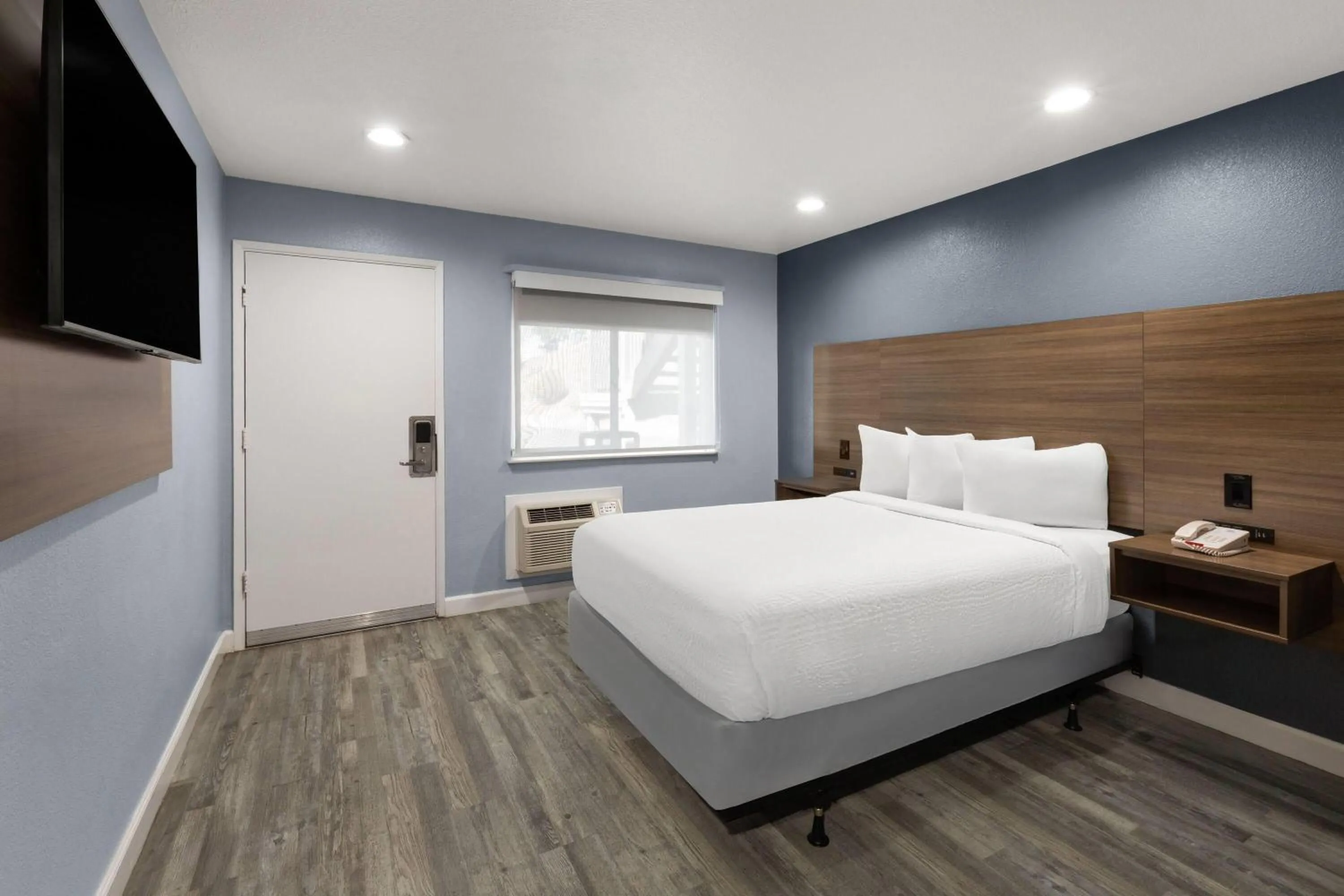 Photo of the whole room, Bed in Days Inn by Wyndham Arroyo Grande Pismo Beach