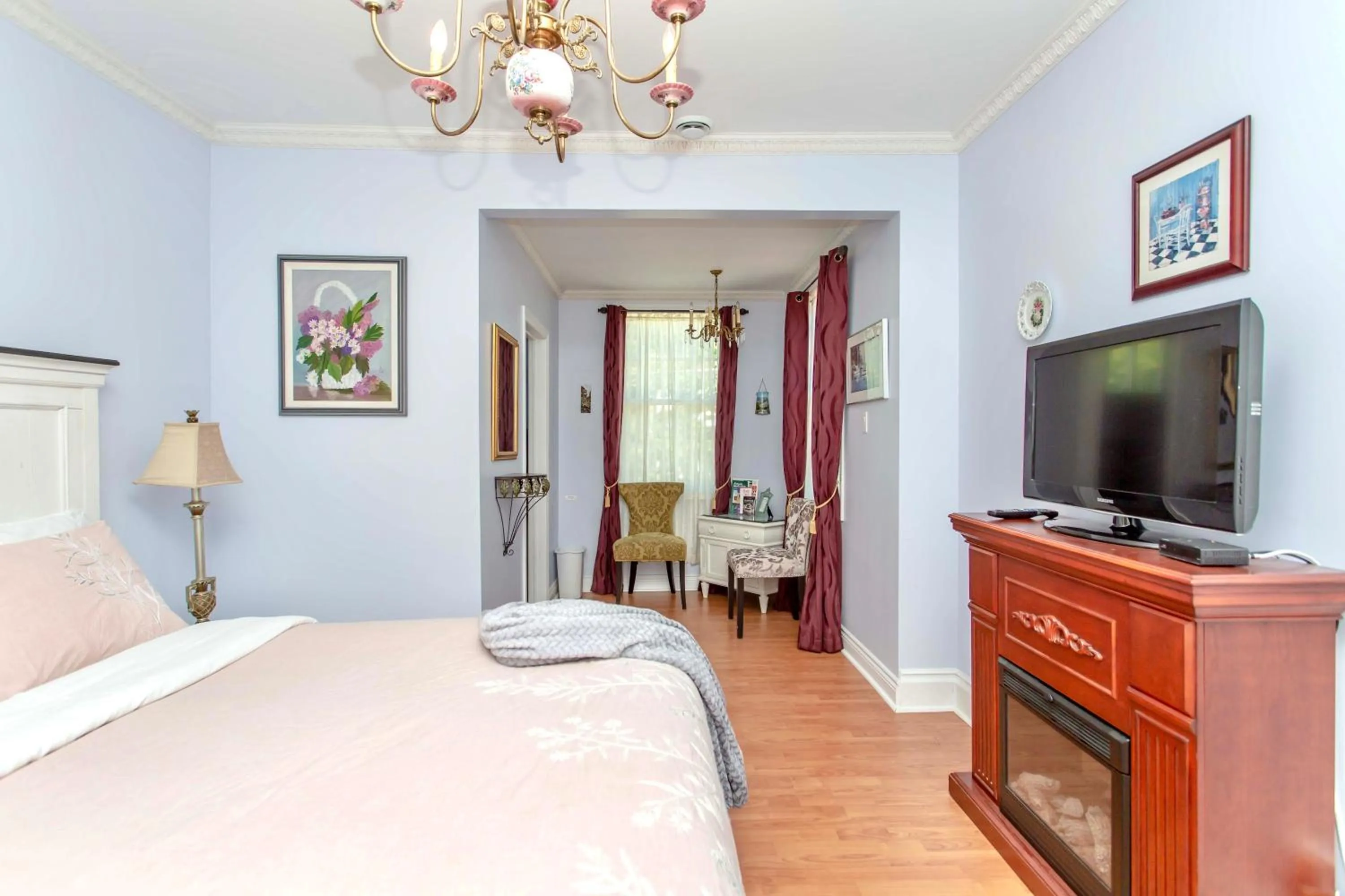 Bed in Redwood Bed and Breakfast