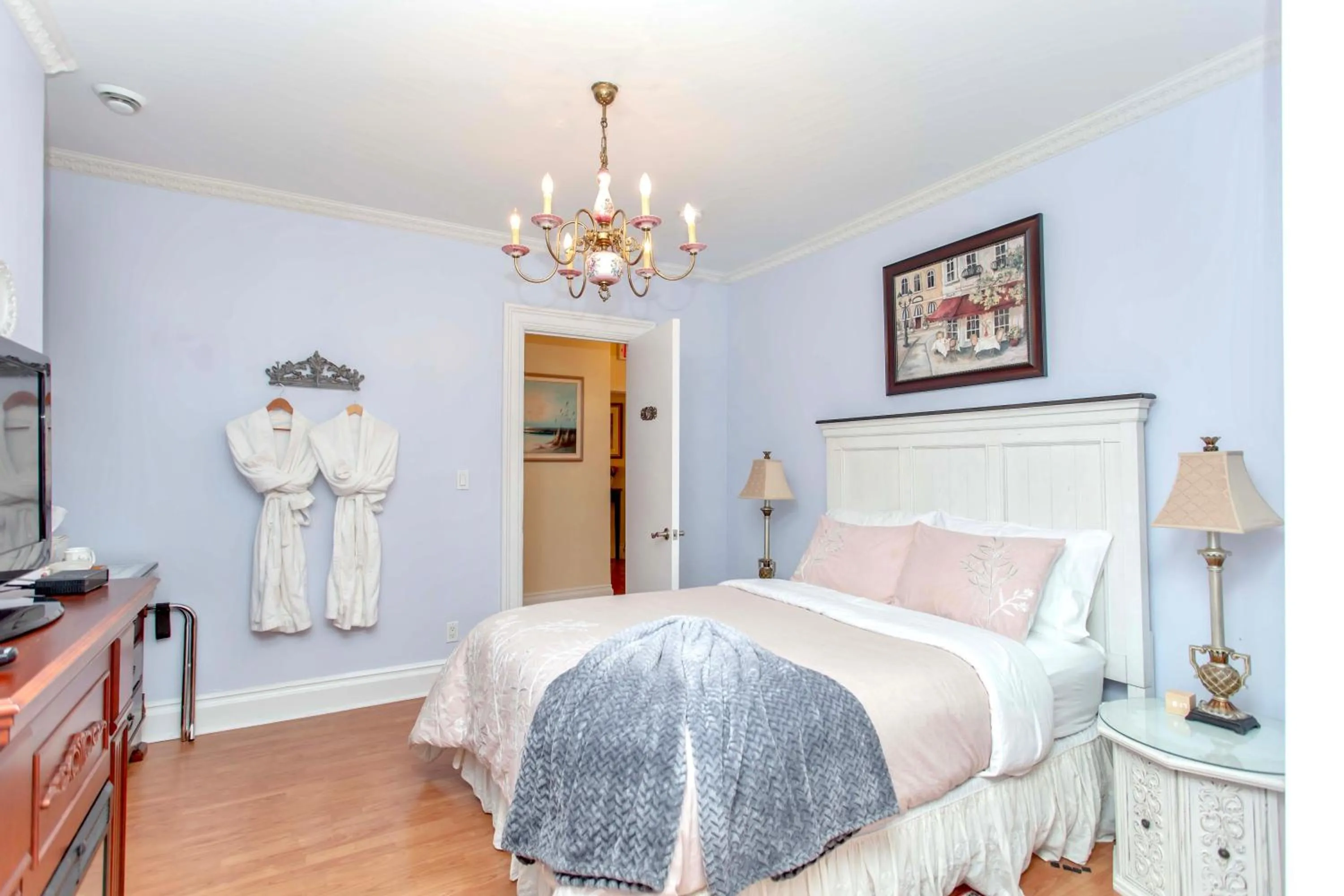 Bed in Redwood Bed and Breakfast