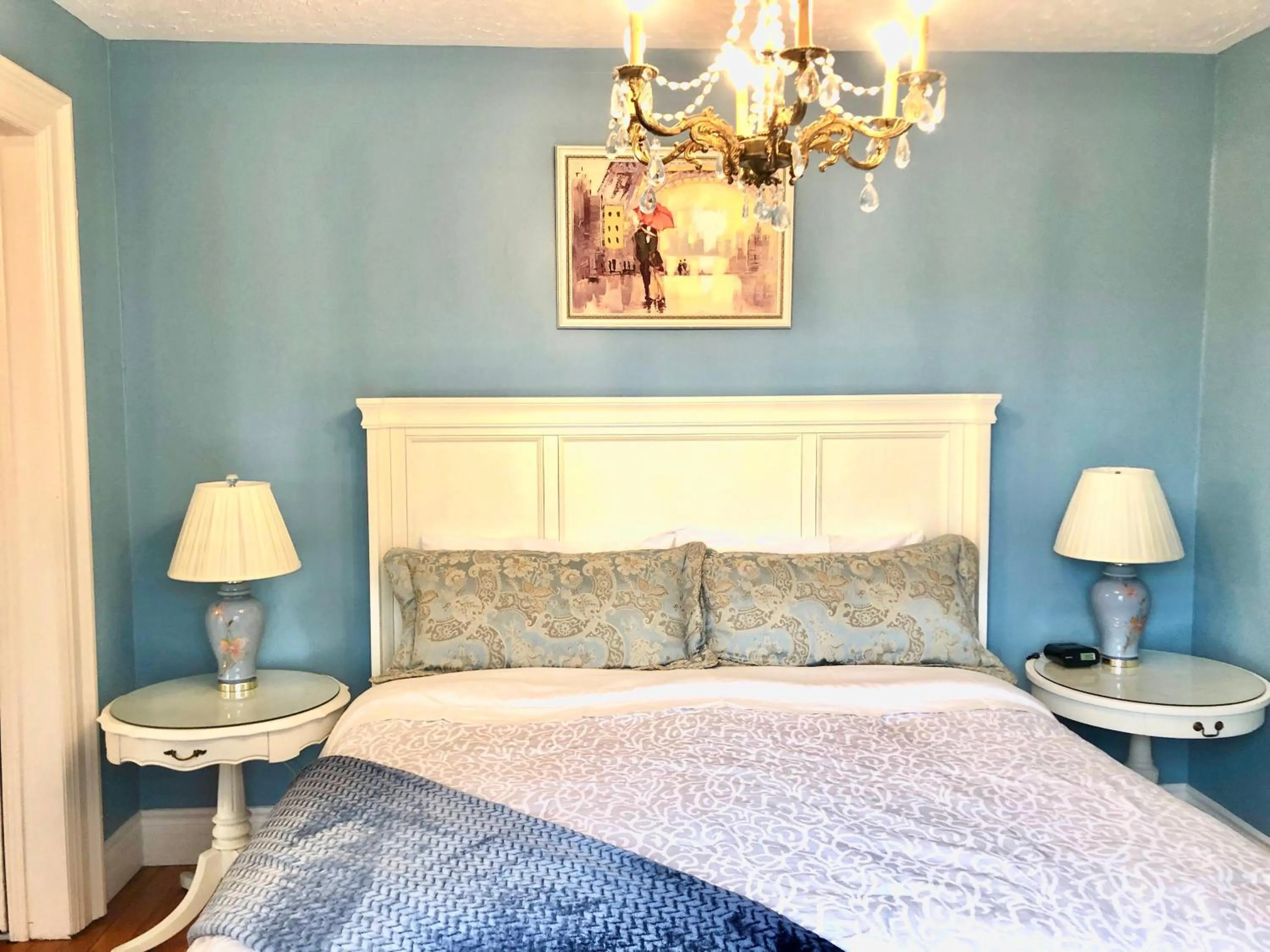 Bed in Redwood Bed and Breakfast