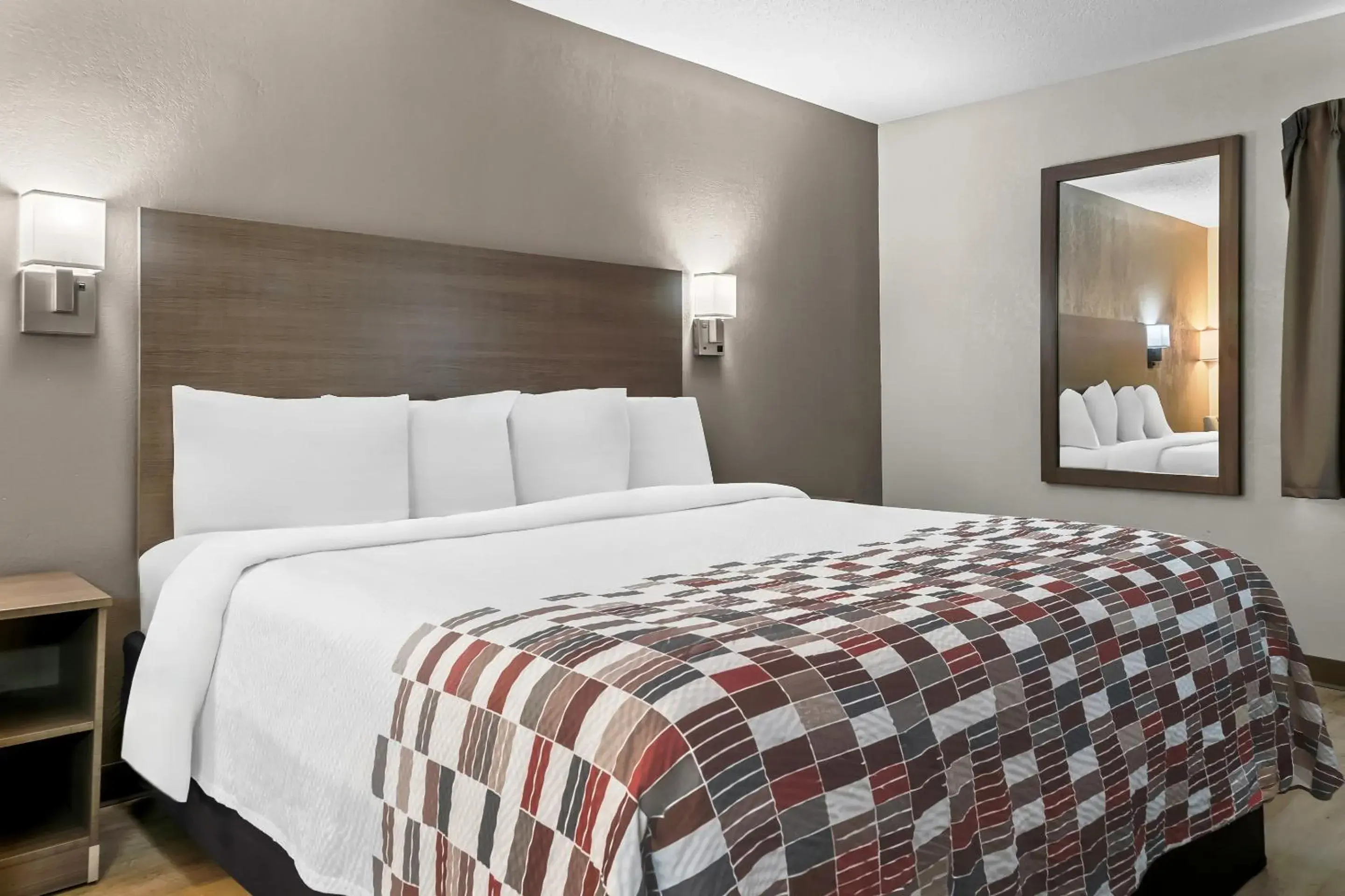 Superior King Room Non-Smoking in Red Roof Inn Flint Superior King Room Non-Smoking in Red Roof Inn Flint