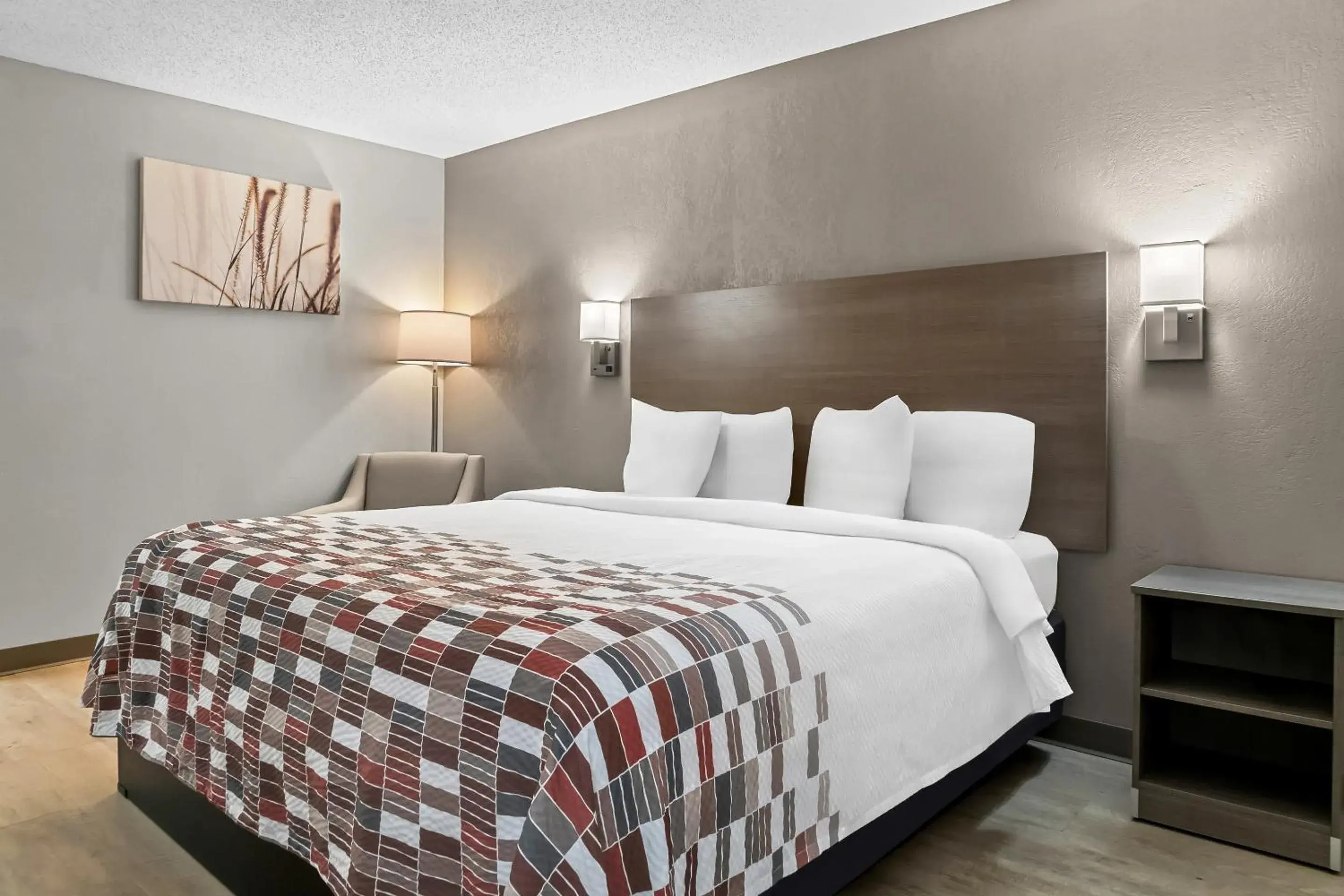 Superior King Room Non-Smoking in Red Roof Inn Flint Superior King Room Non-Smoking in Red Roof Inn Flint