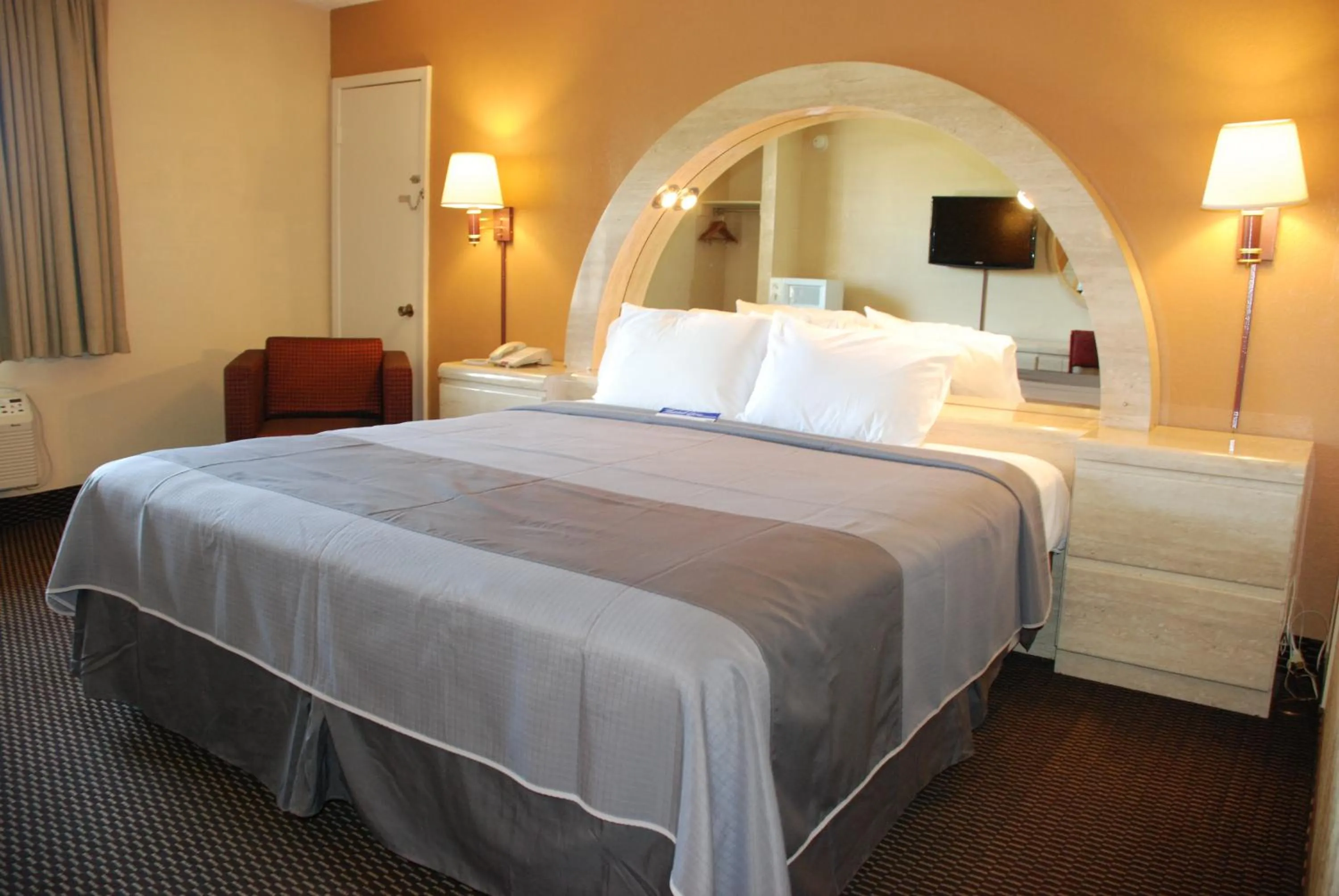 Photo of the whole room, Bed in Apple Tree Inn