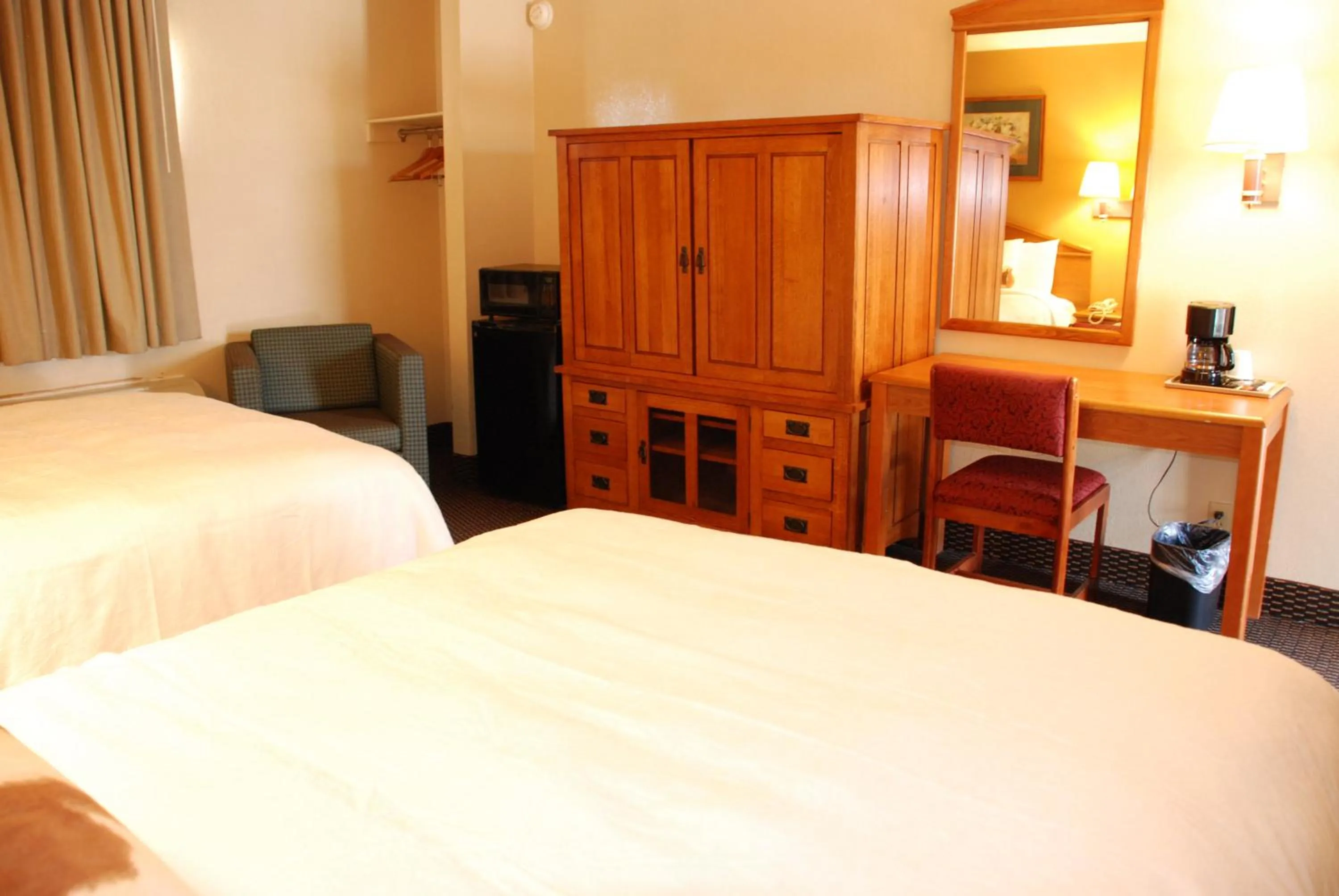 Photo of the whole room, Bed in Apple Tree Inn