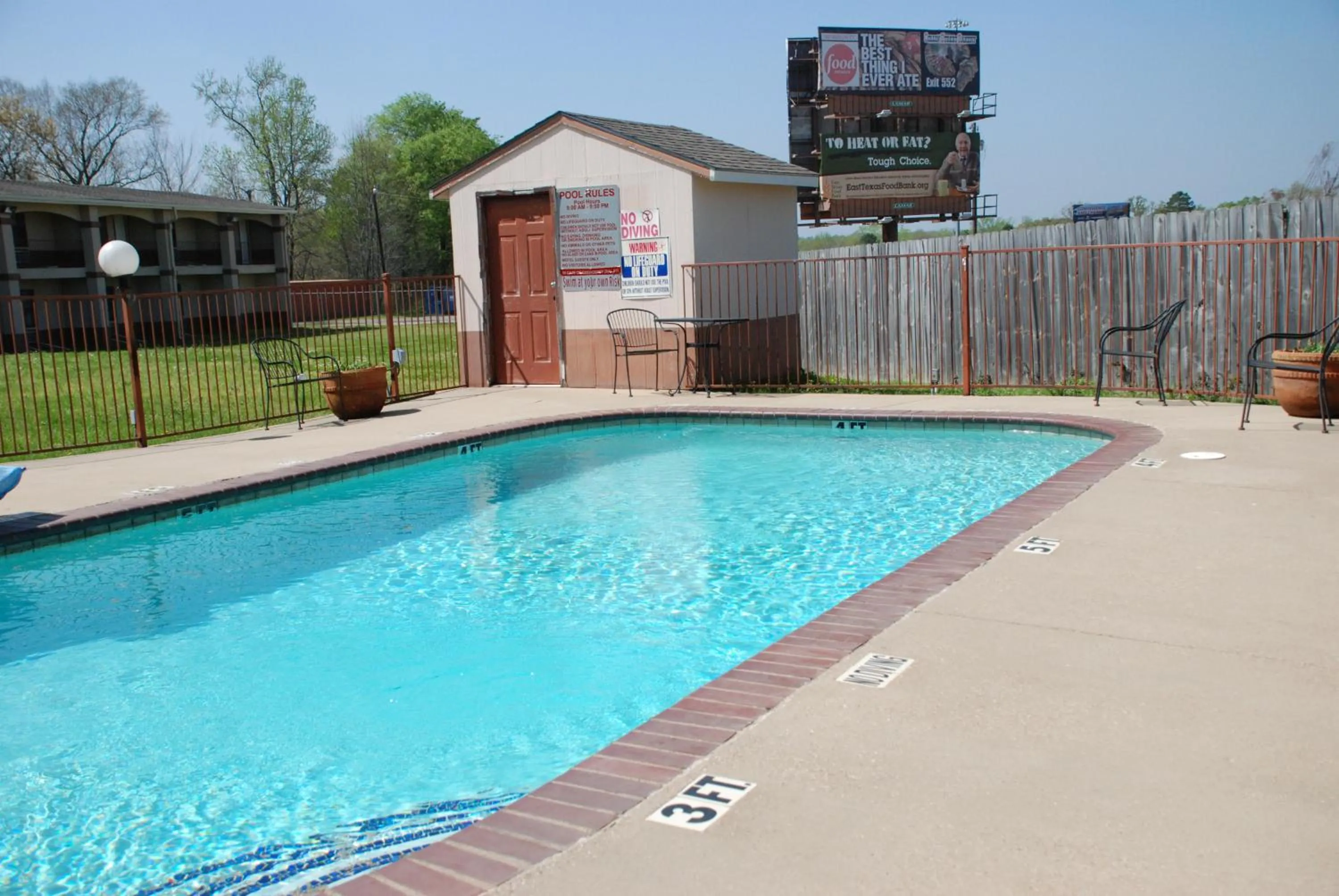 Swimming pool in Apple Tree Inn