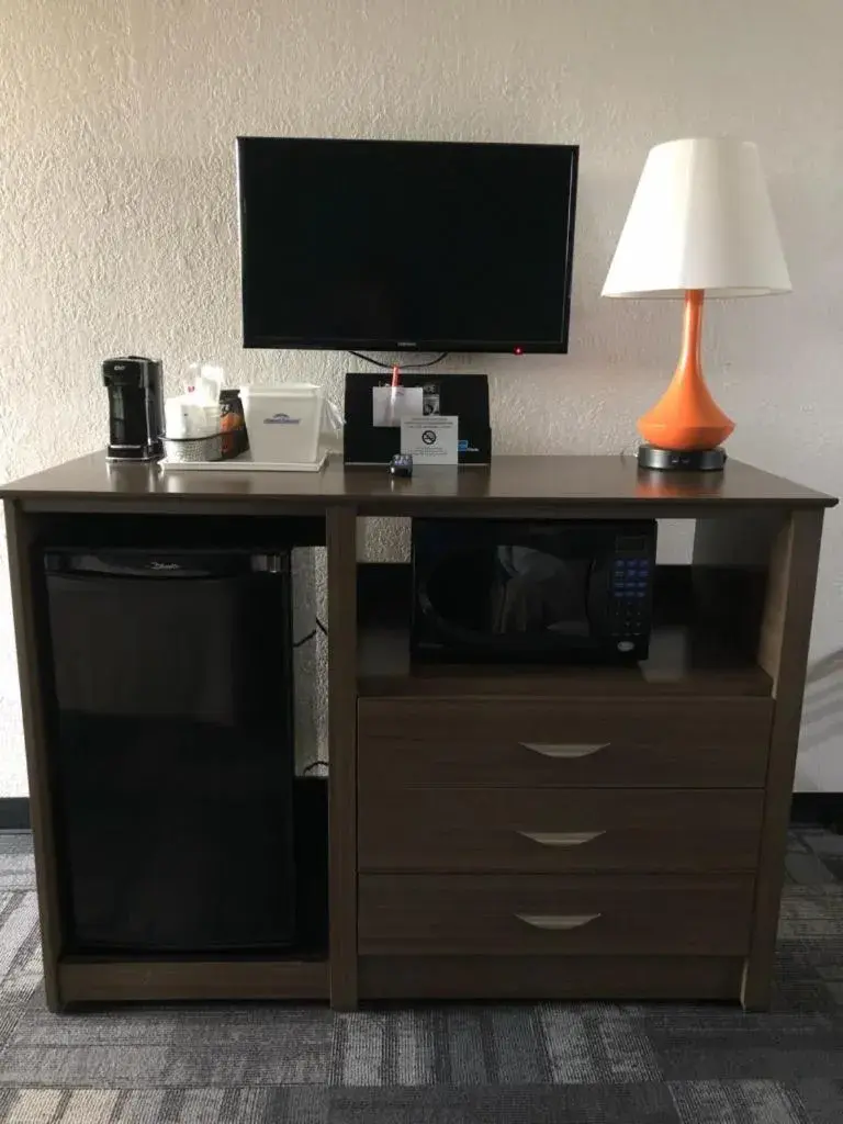 Queen Room with Two Queen Beds - Non-Smoking in Howard Johnson by Wyndham Winter Haven FL Queen Room with Two Queen Beds - Non-Smoking in Howard Johnson by Wyndham Winter Haven FL