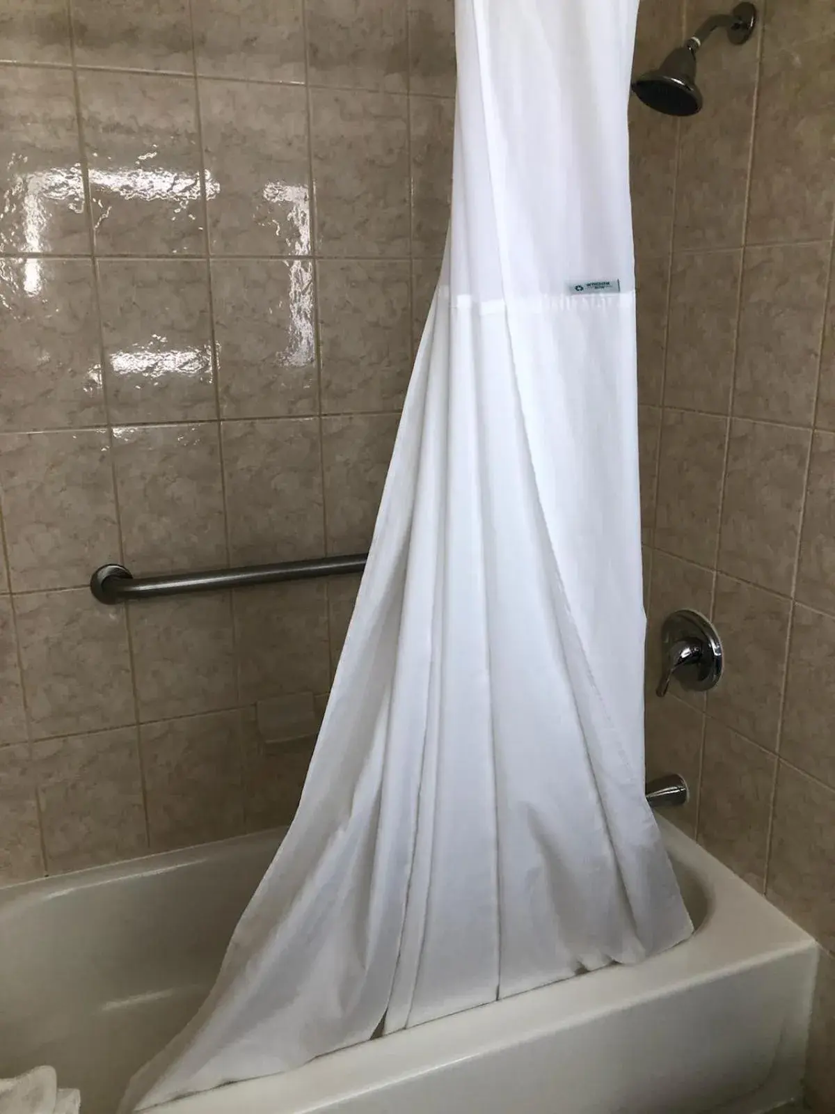 Queen Room - Non-Smoking in Howard Johnson by Wyndham Winter Haven FL Queen Room - Non-Smoking in Howard Johnson by Wyndham Winter Haven FL