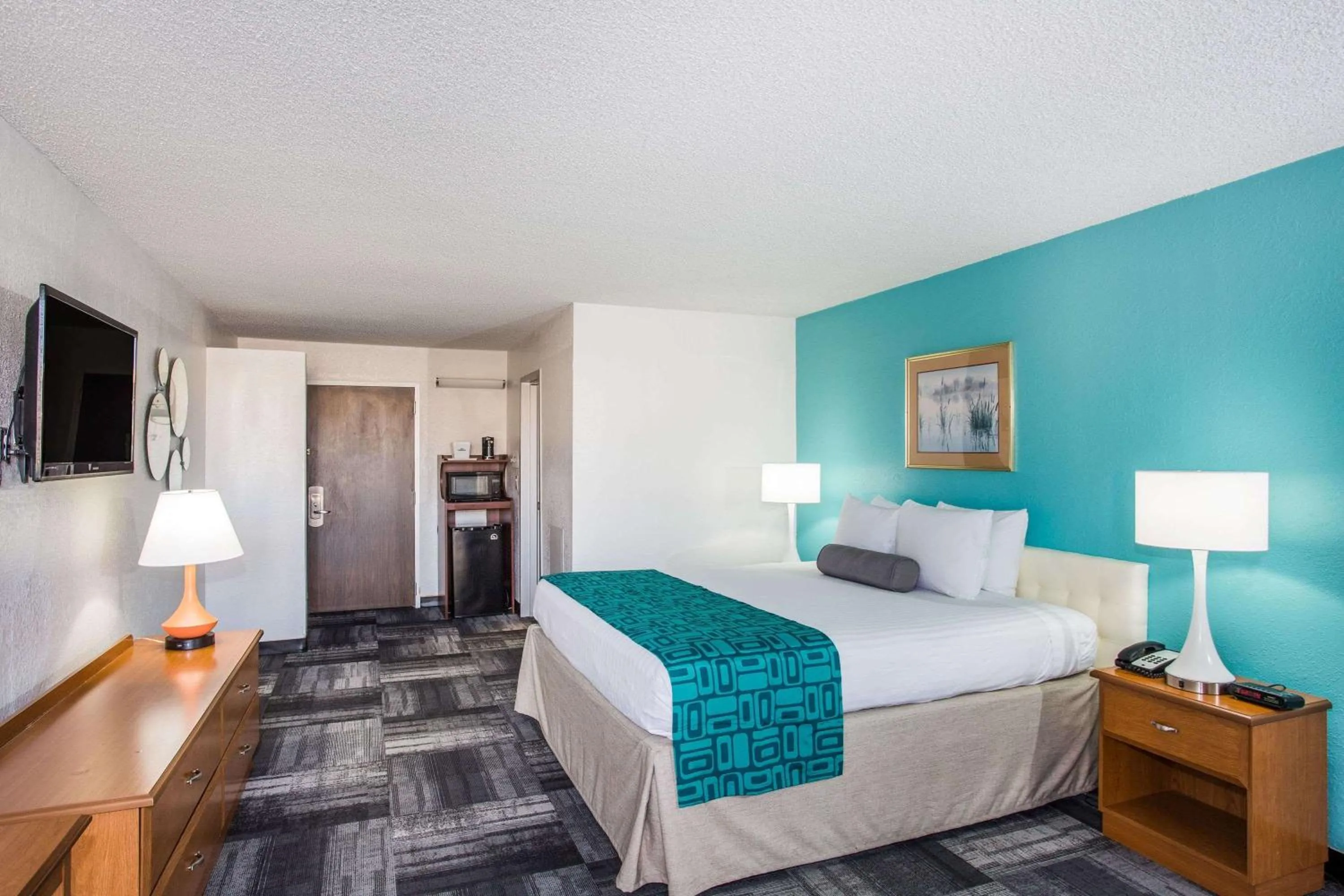 Photo of the whole room, Bed in Howard Johnson by Wyndham Winter Haven FL