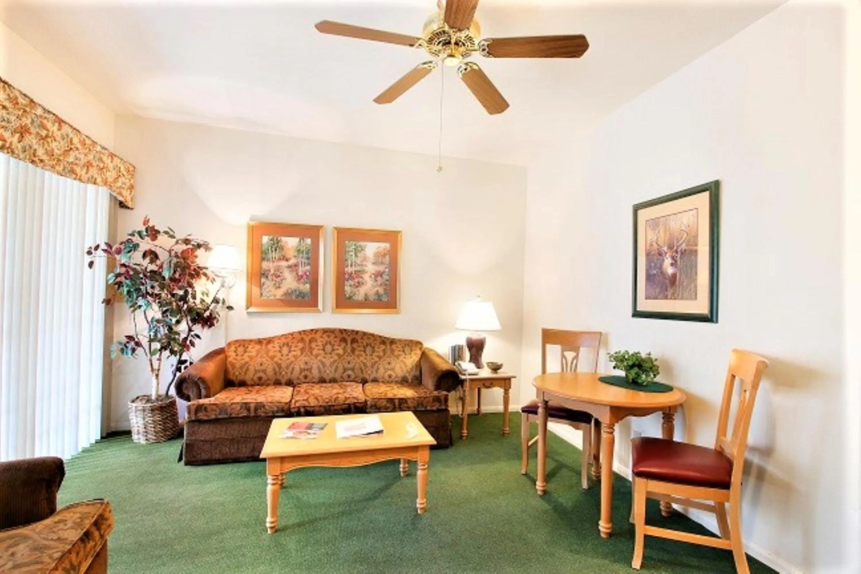 Living room in North Bay At Lake Arrowhead