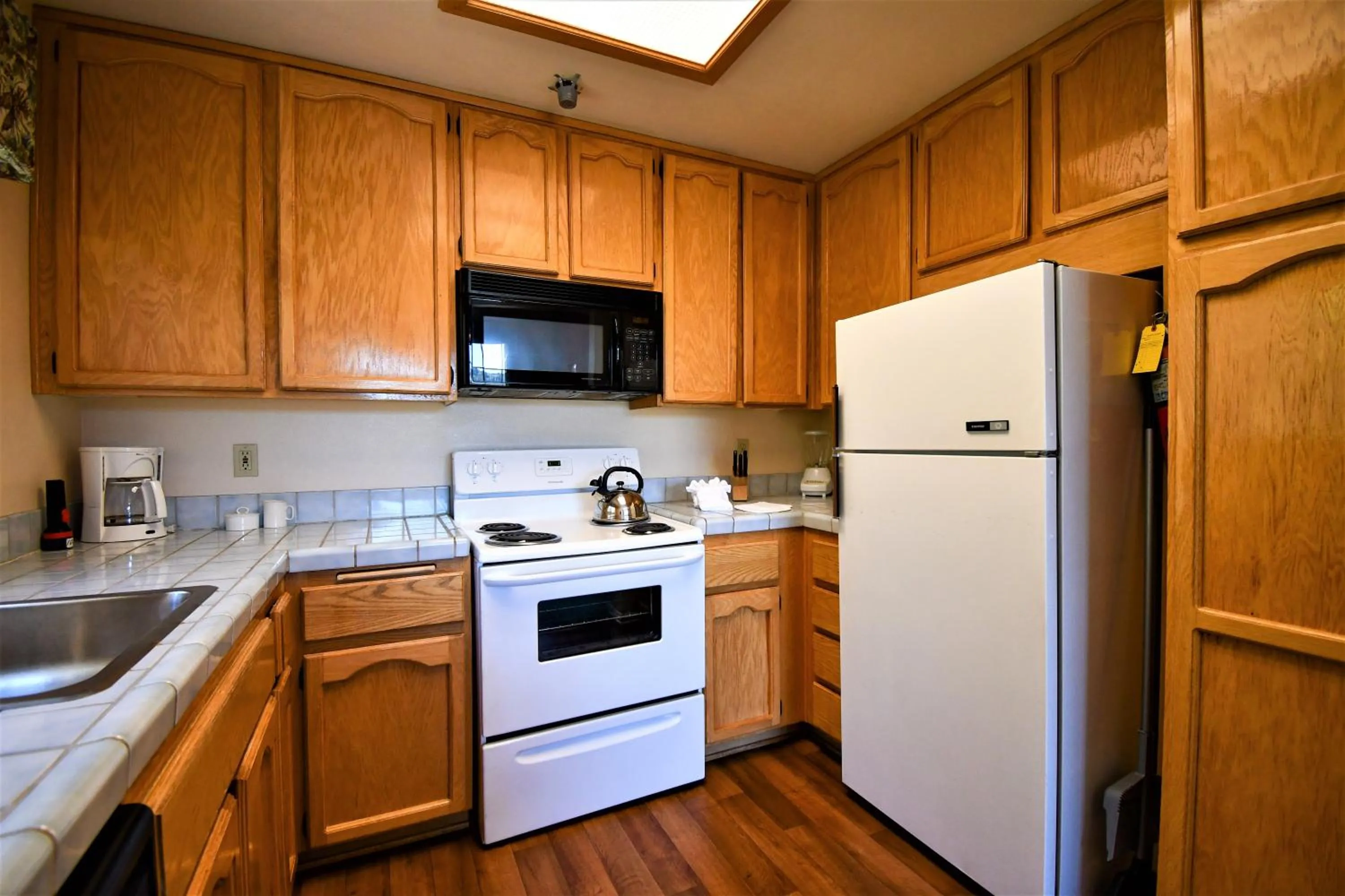 Kitchen or kitchenette in North Bay At Lake Arrowhead
